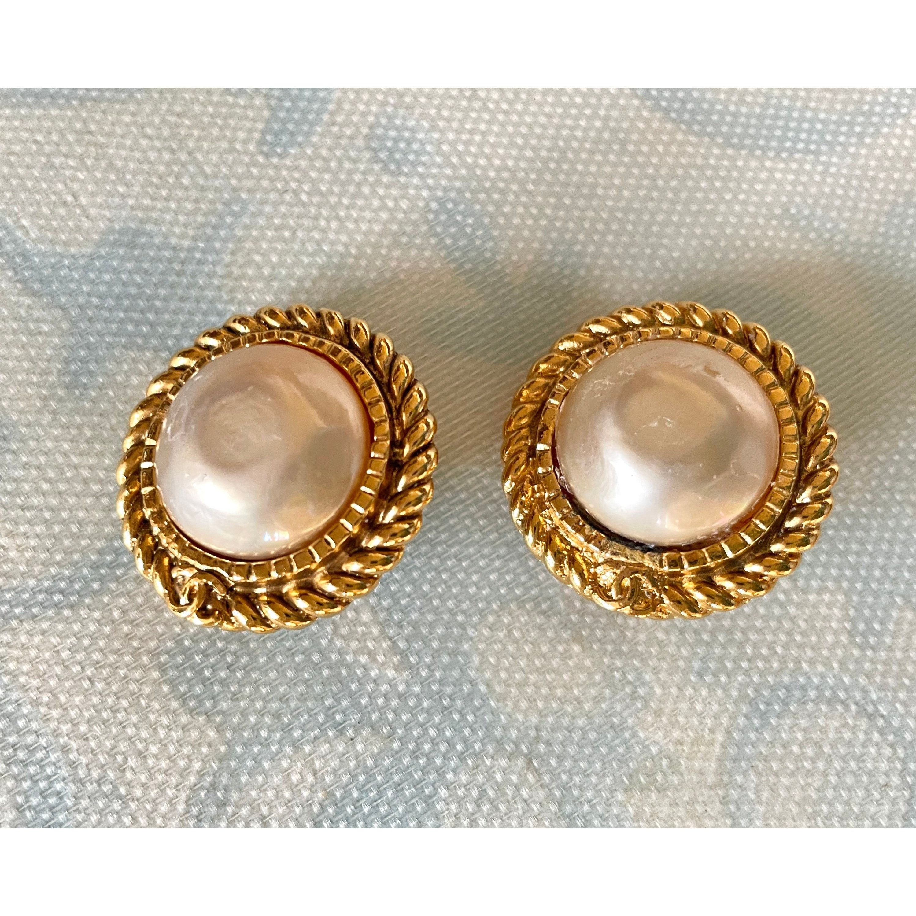 Chanel Vintage CHANEL golden earrings with pearl and CC motif. Size ONE SIZE - 4 Thumbnail