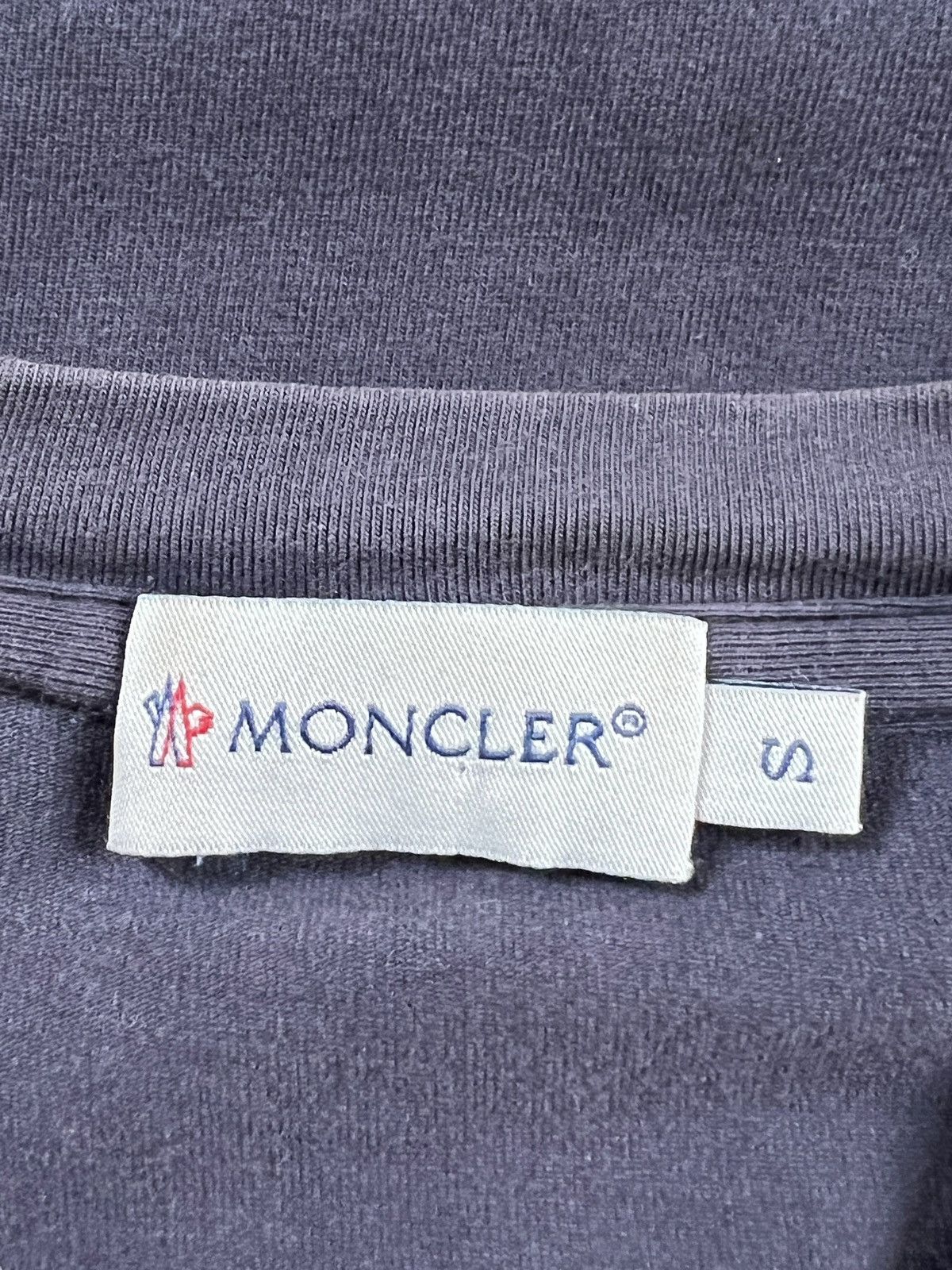 Moncler Moncler Chest Logo Vneck Tshirt Size US S / EU 44-46 / 1 - 7 Thumbnail