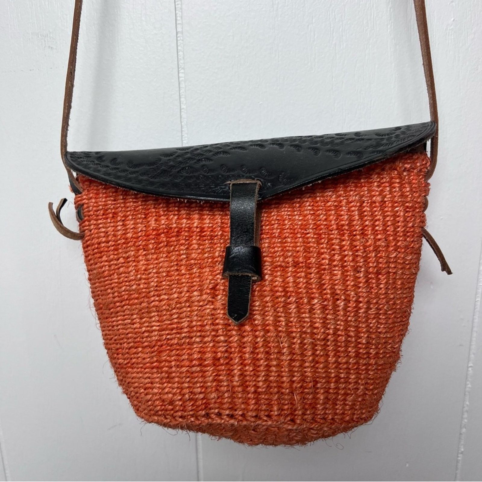 Other Handmade Black Tooled Leather Orange Raffia Crossbody Bag Size ONE SIZE - 8 Thumbnail