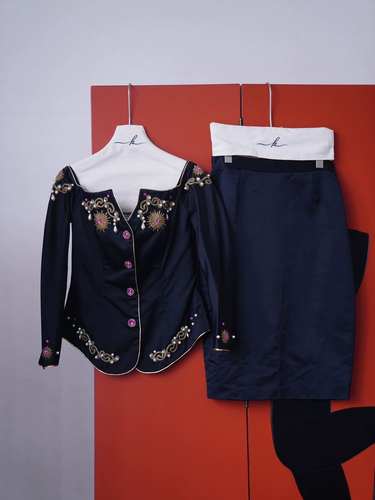 Vintage Vintage British Black Satin Beaded Off-Shoulder Short Blazer UK12 Size M / US 6-8 / IT 42-44 - 2 Thumbnail