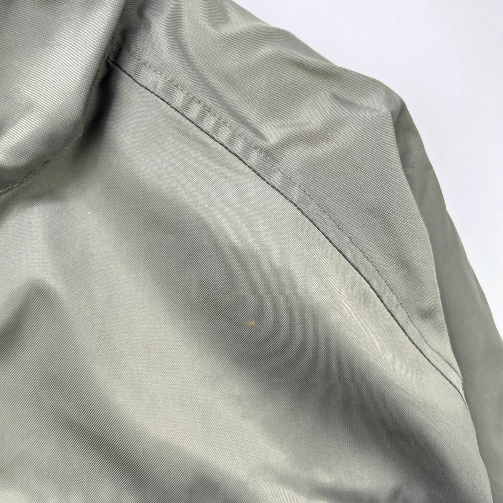 Nike VINTAGE Nike Swoosh Windbreaker Jacket Small Men S Gray 90s Style Windbreaker Nike Mens S Grey 90s Size US S / EU 44-46 / 1 - 6 Thumbnail