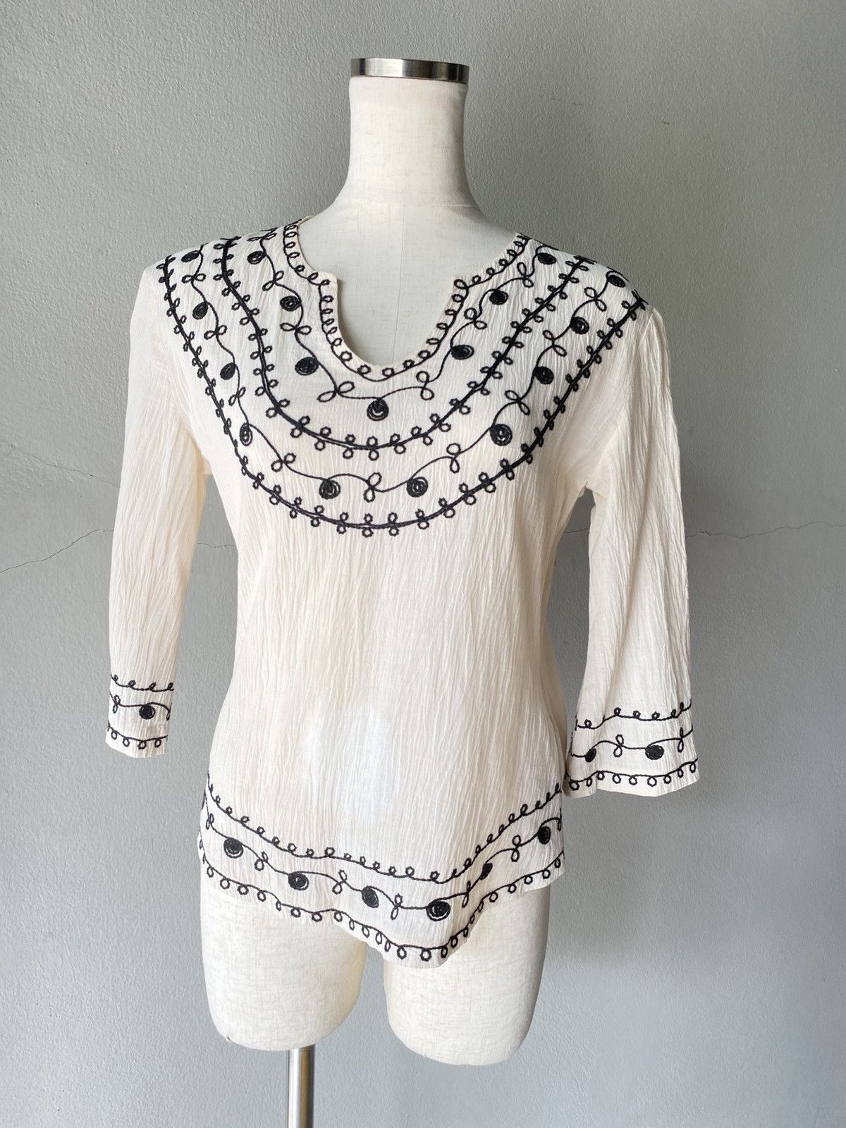 Donna Morgan MORGAN White Blouse with Black Embroidery Size M / US 6-8 / IT 42-44 - 1 Thumbnail