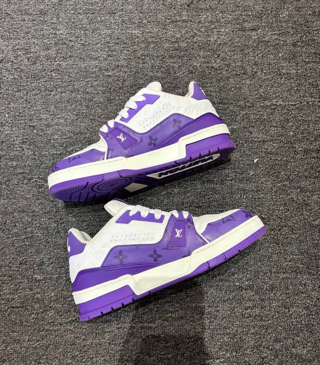 Louis Vuitton LV Trainer sneakers with a white and purple print Size US 7 / IT 37 - 4 Thumbnail