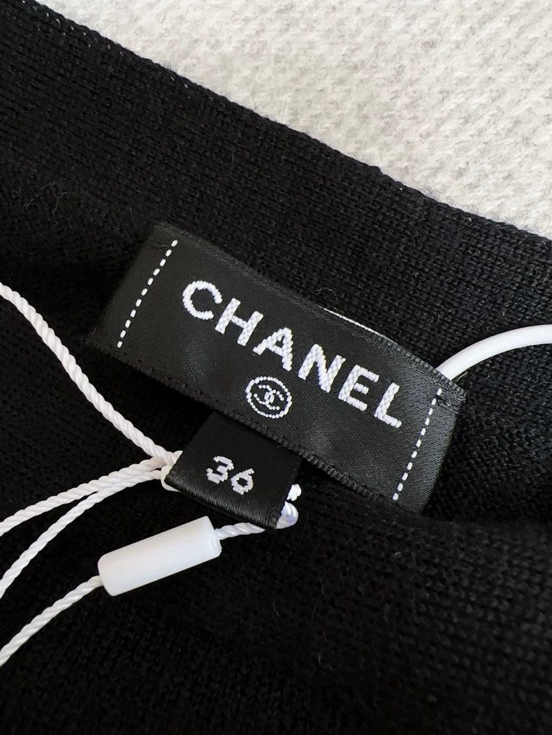 Chanel Chanel 23K black off-shoulder bow strap white embossed cam Size XS / US 0-2 / IT 36-38 - 5 Thumbnail