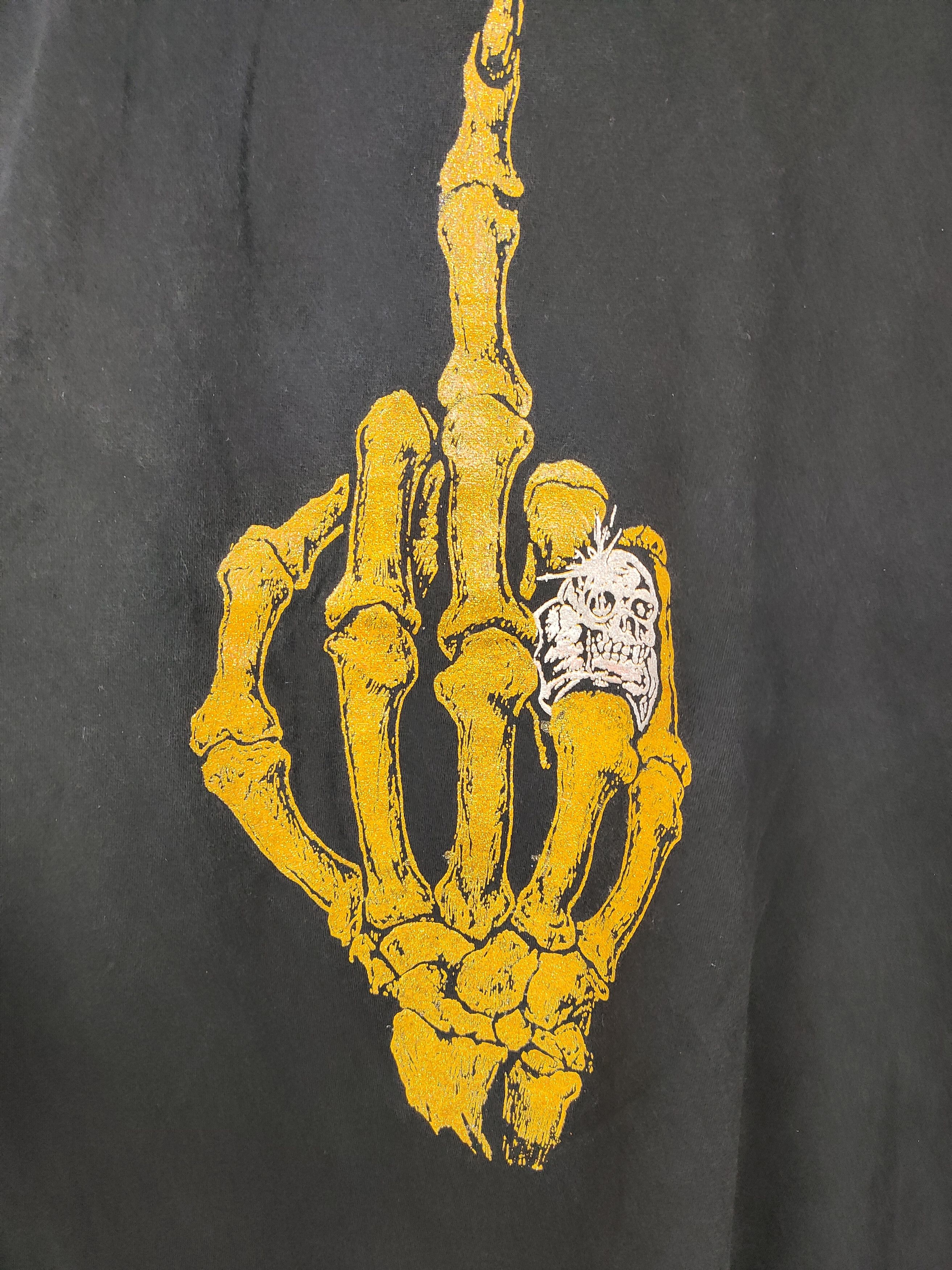 Vintage 90s Fashion Victim Skull Middle Finger T-Shirt