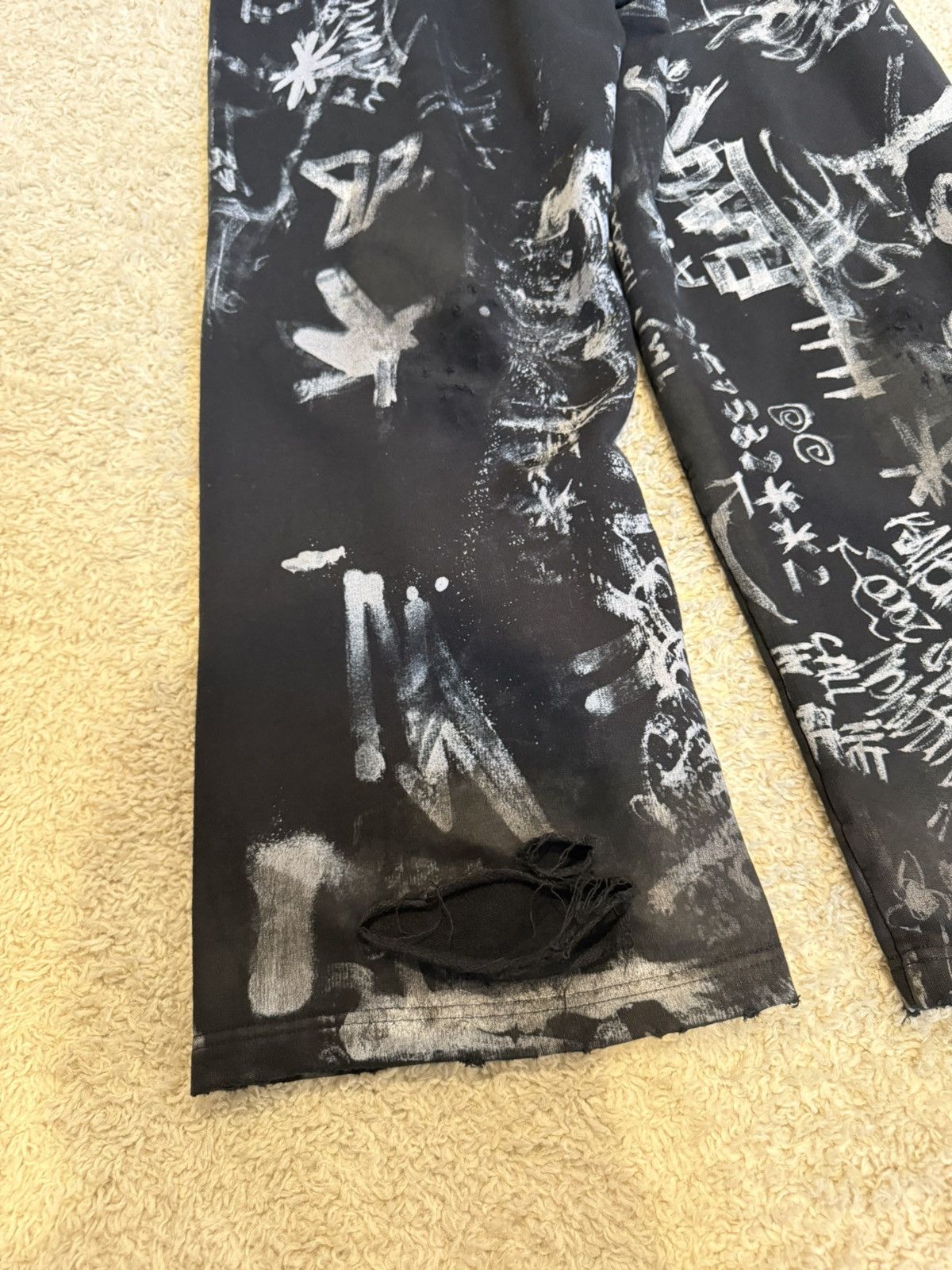 Balenciaga Balenciaga VIC Skater Graffiti Sweatpants Size US 30 / EU 46 - 6 Thumbnail