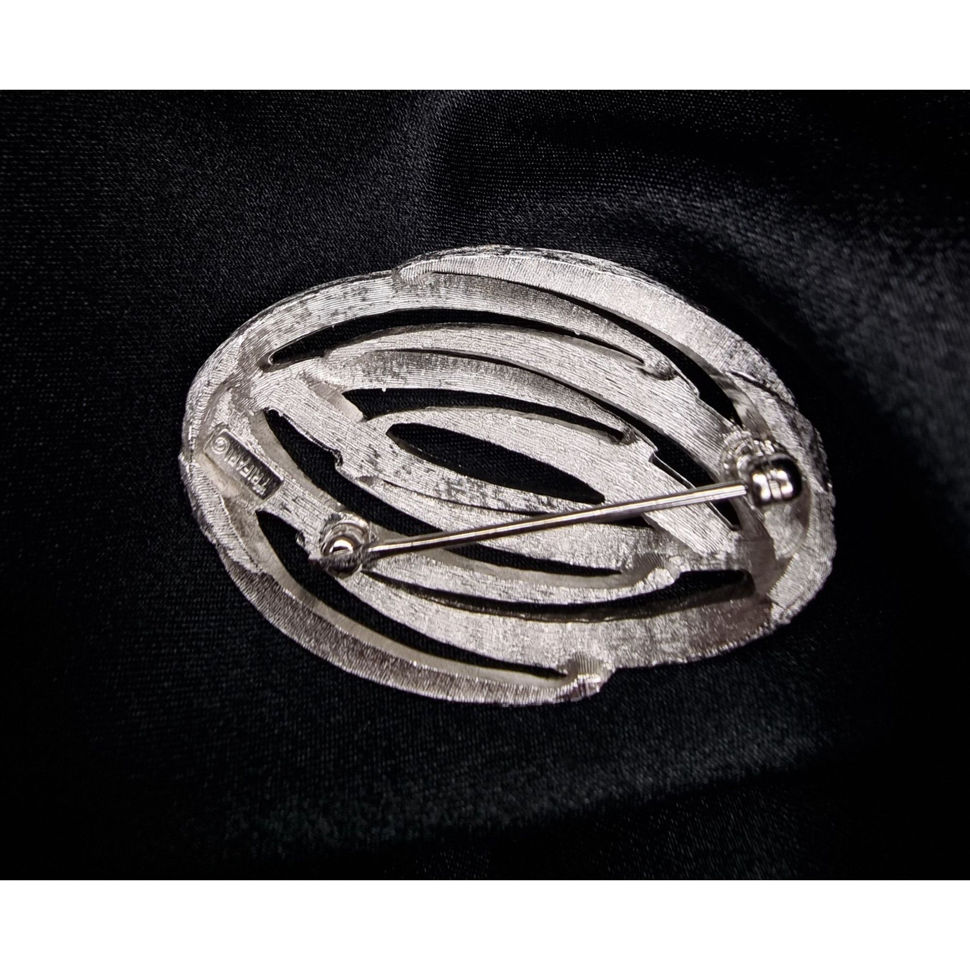 Vintage Vintage Trifari 1960s Silver-Tone Oval Swirl Brooch Pin Jewe Size ONE SIZE - 5 Thumbnail