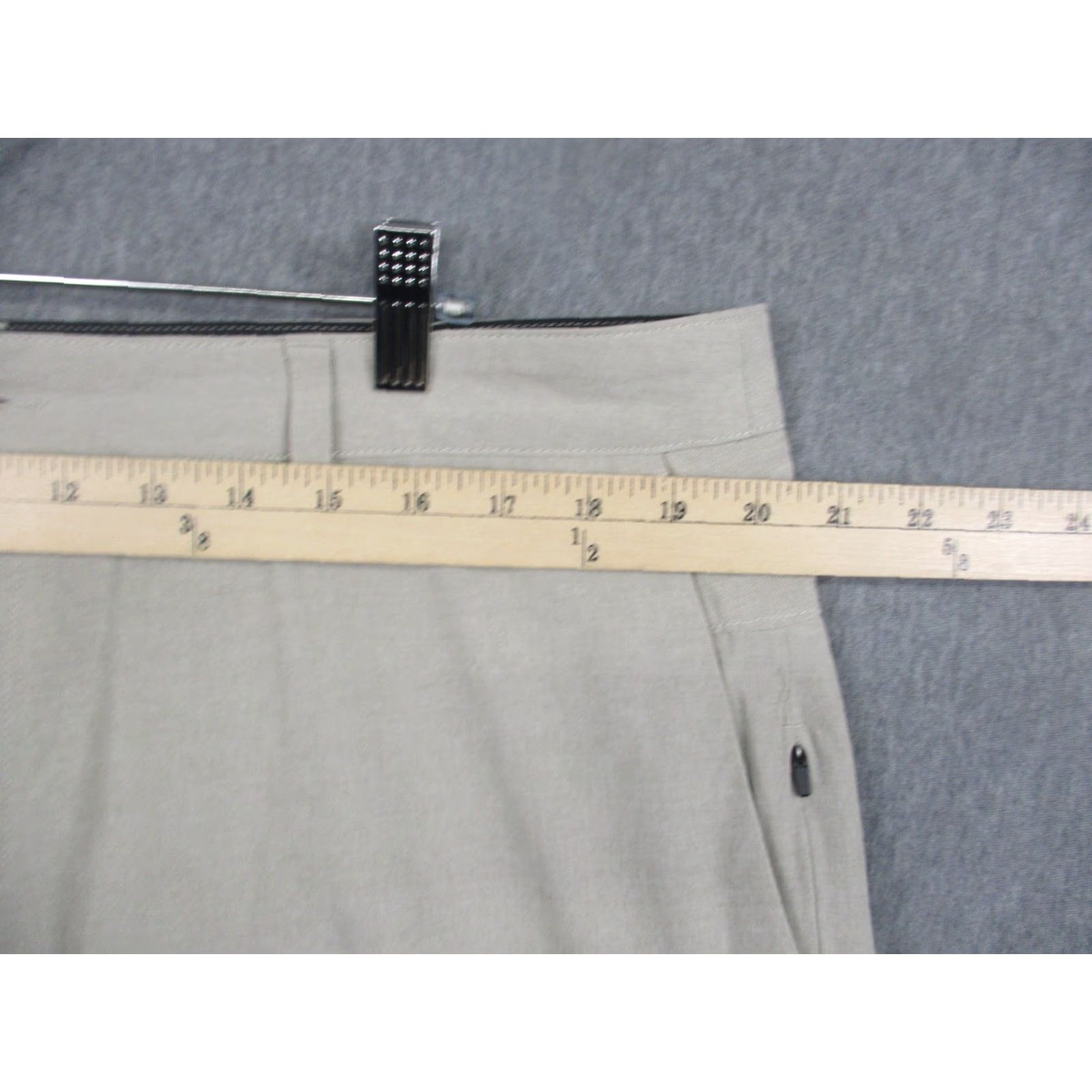 Vuori Vuori Mens 38 Beige Aim Chino Stretch Travel 7 Inseam Shorts Flat Front Pockets Zip Logo Size US 38 / EU 54 - 2 Thumbnail