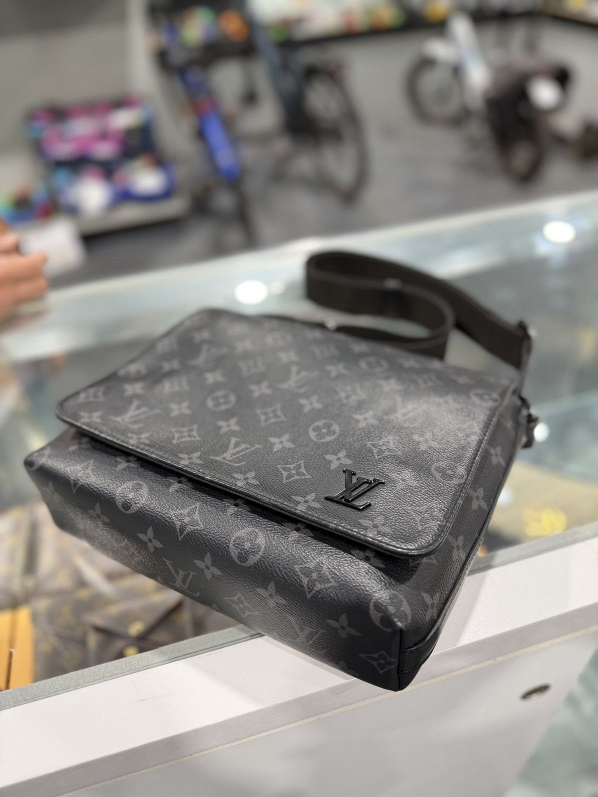 Louis Vuitton Louis Vuitton District PM Messenger Monogram Bag Size ONE SIZE - 2 Thumbnail