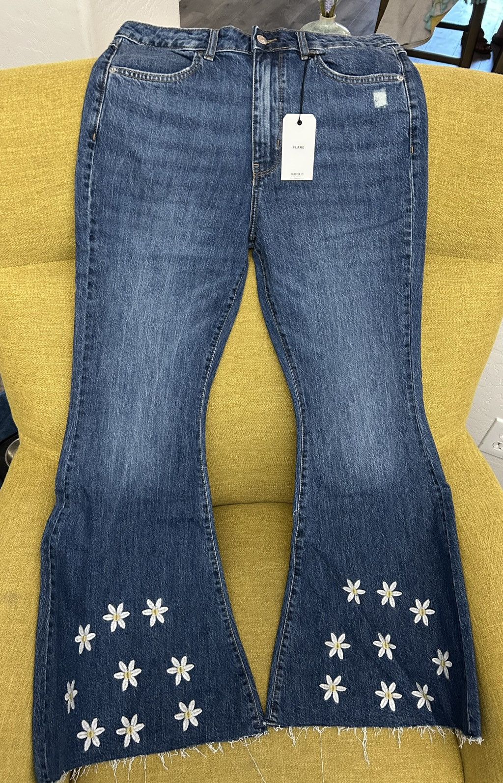 Forever 21 Forever 21 Daisies High Rise Slim Fit Flare Blue Jeans! Size 28" / US 6 / IT 42 - 1 Thumbnail