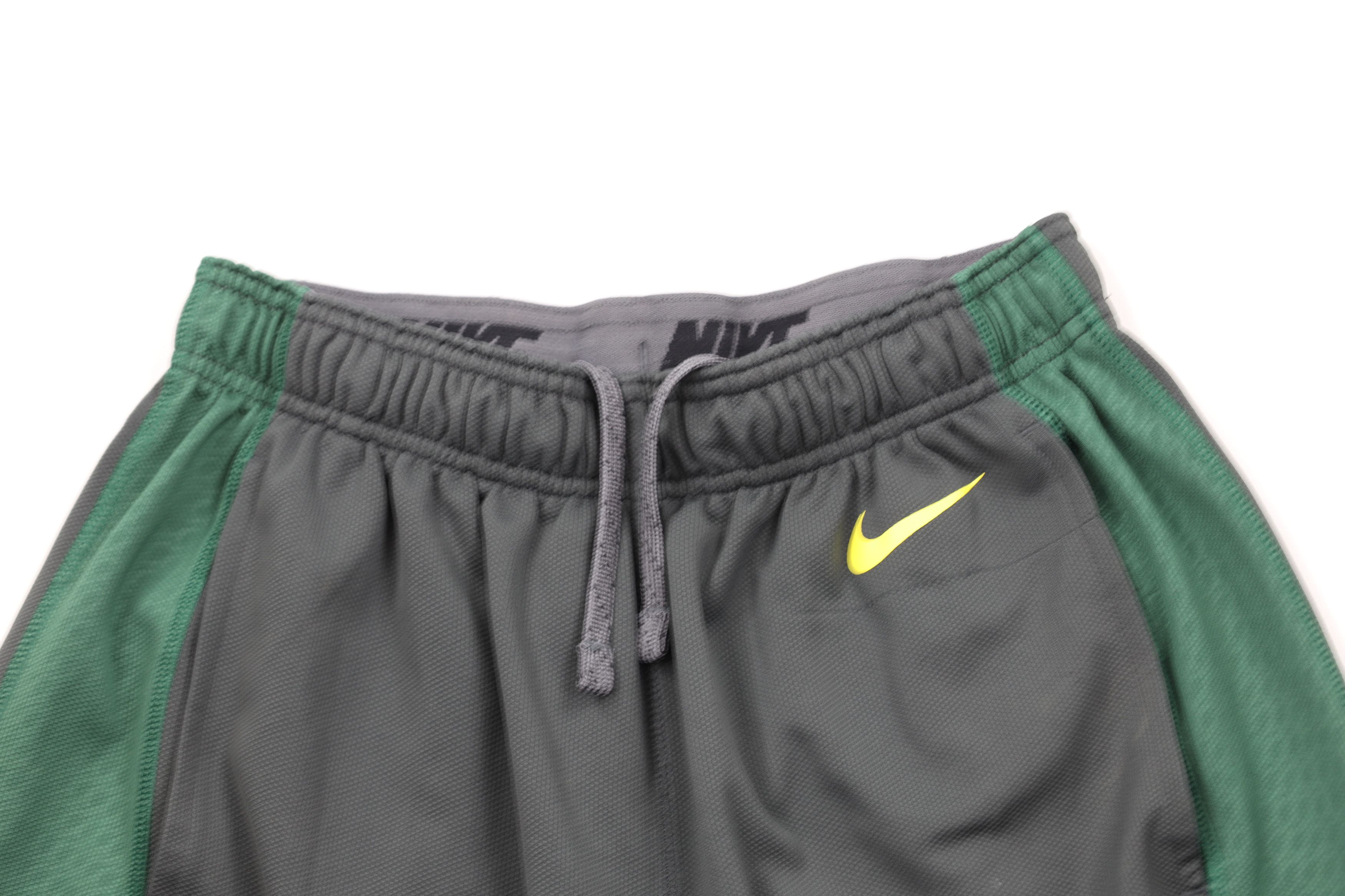Nike × Vintage Nike University of Oregon Basketball Shorts Gray Green Size US 30 / EU 46 - 2 Thumbnail