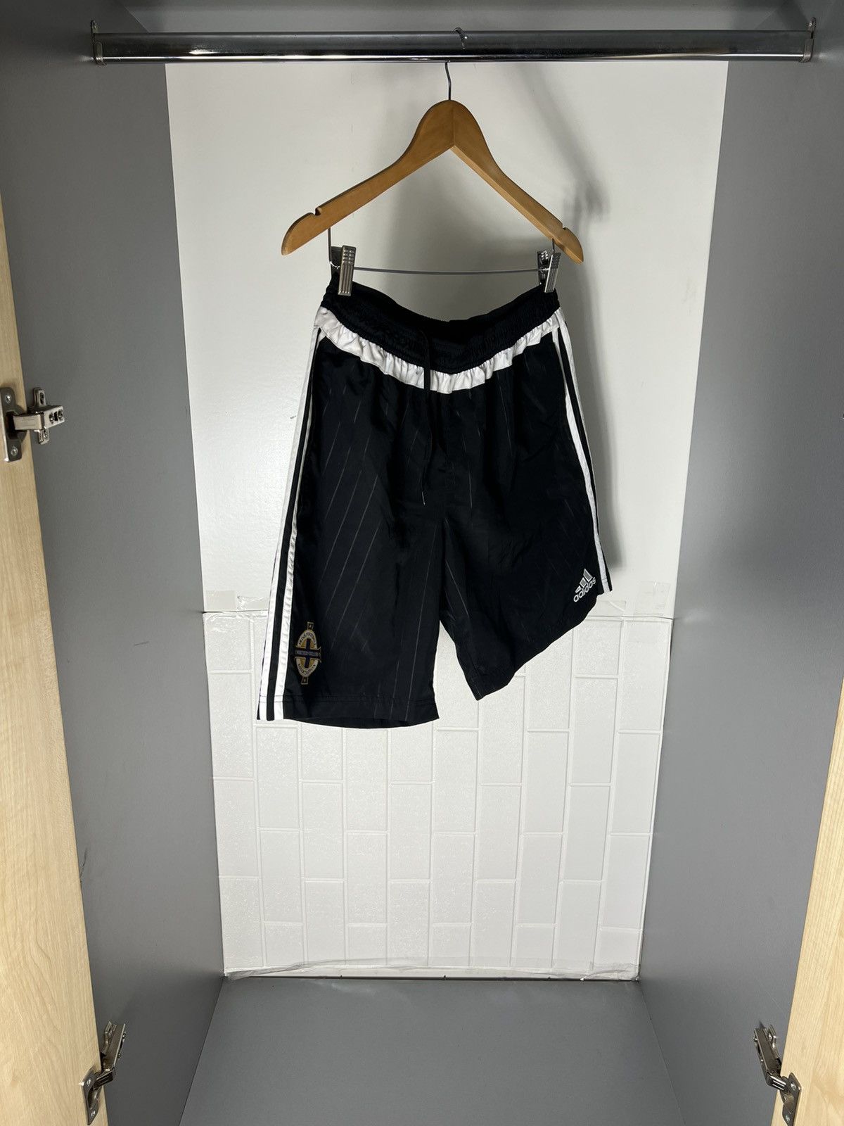 Adidas VINTAGE ADIDAS NORTHERN IRELAND IRISH SOCCER SHORTS Y2K 90s Size US L / EU 52-54 / 3 - 7 Thumbnail