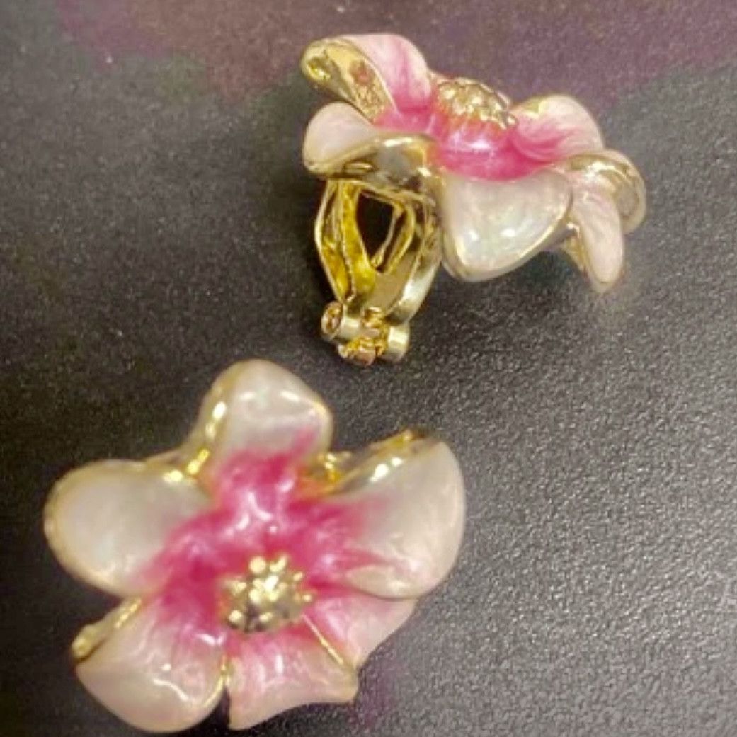 Shein Elegant Gradient Flower Clip Earrings Size ONE SIZE - 1 Thumbnail