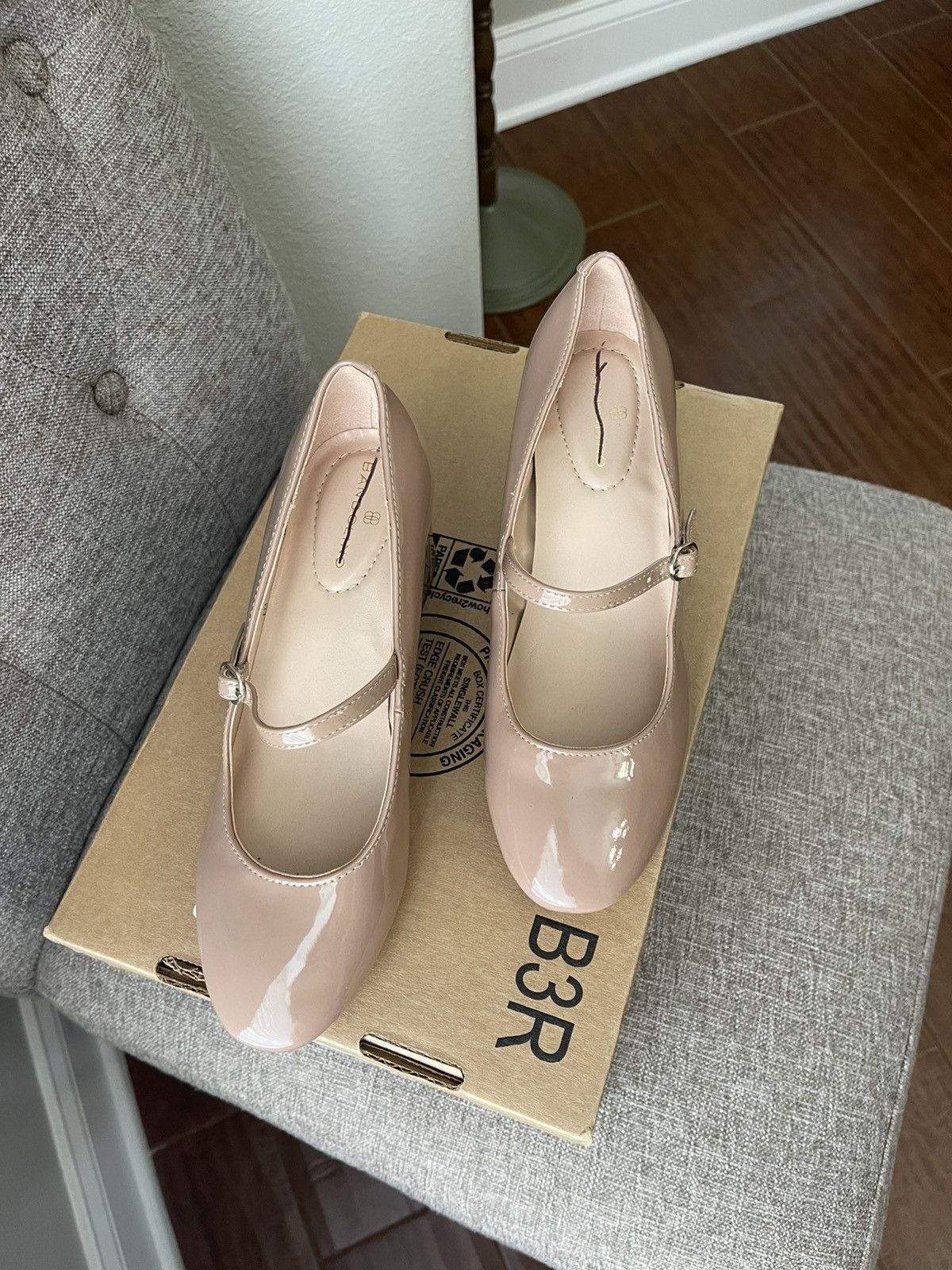 Designer Bandolino Cariann Pump No Scuffs Size 6 In Color Warm Buff. Size US 6 / IT 36 - 2 Thumbnail