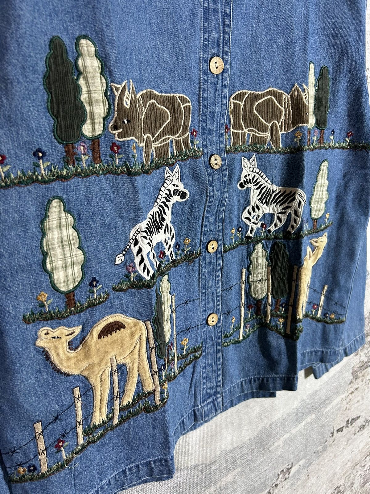 2000s Undefined Animal Shirt