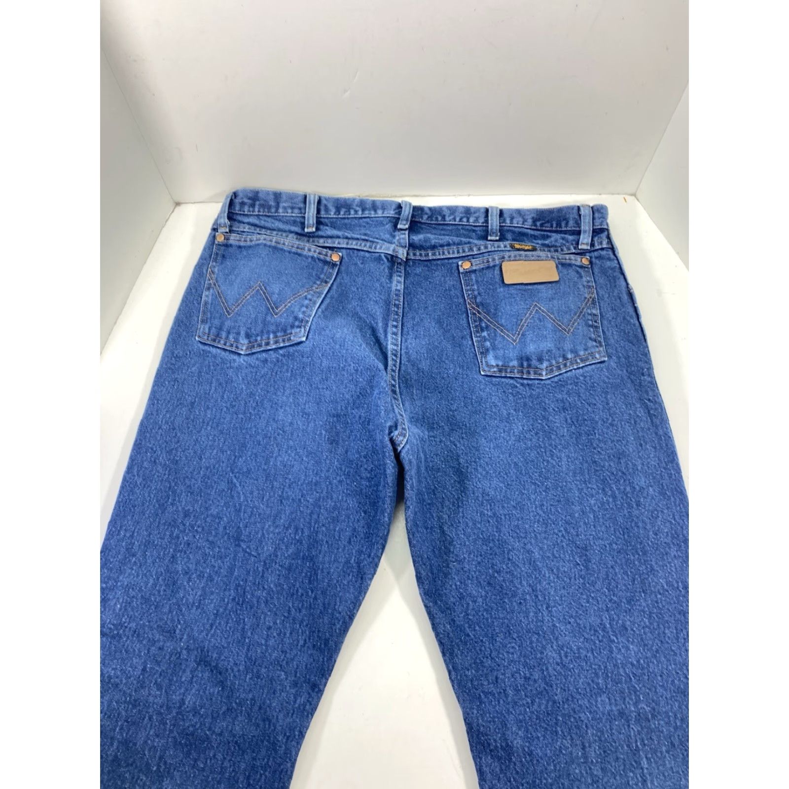 Wrangler Wrangler 13MWZ Straight Jeans Mens 40X30 Medium Wash Blue Denim Classic 5-Pocket Size US 40 / EU 56 - 7 Thumbnail