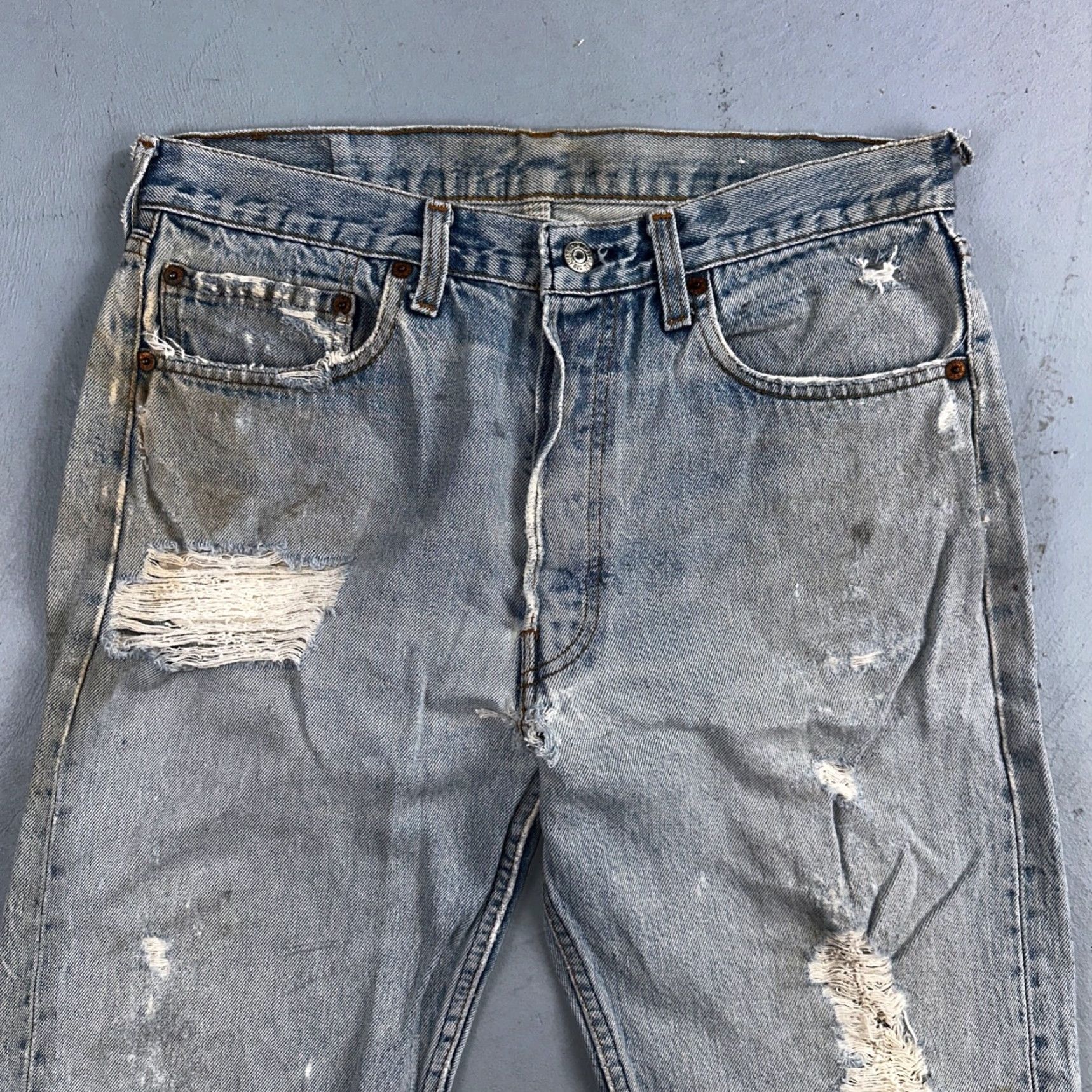 Levi's VINTAGE Levi's 501 Jeans Straight Denim Blue Light Wash 32x33 USA 90s Mens Classic Straight Leg Jeans Size US 32 / EU 48 - 2 Thumbnail