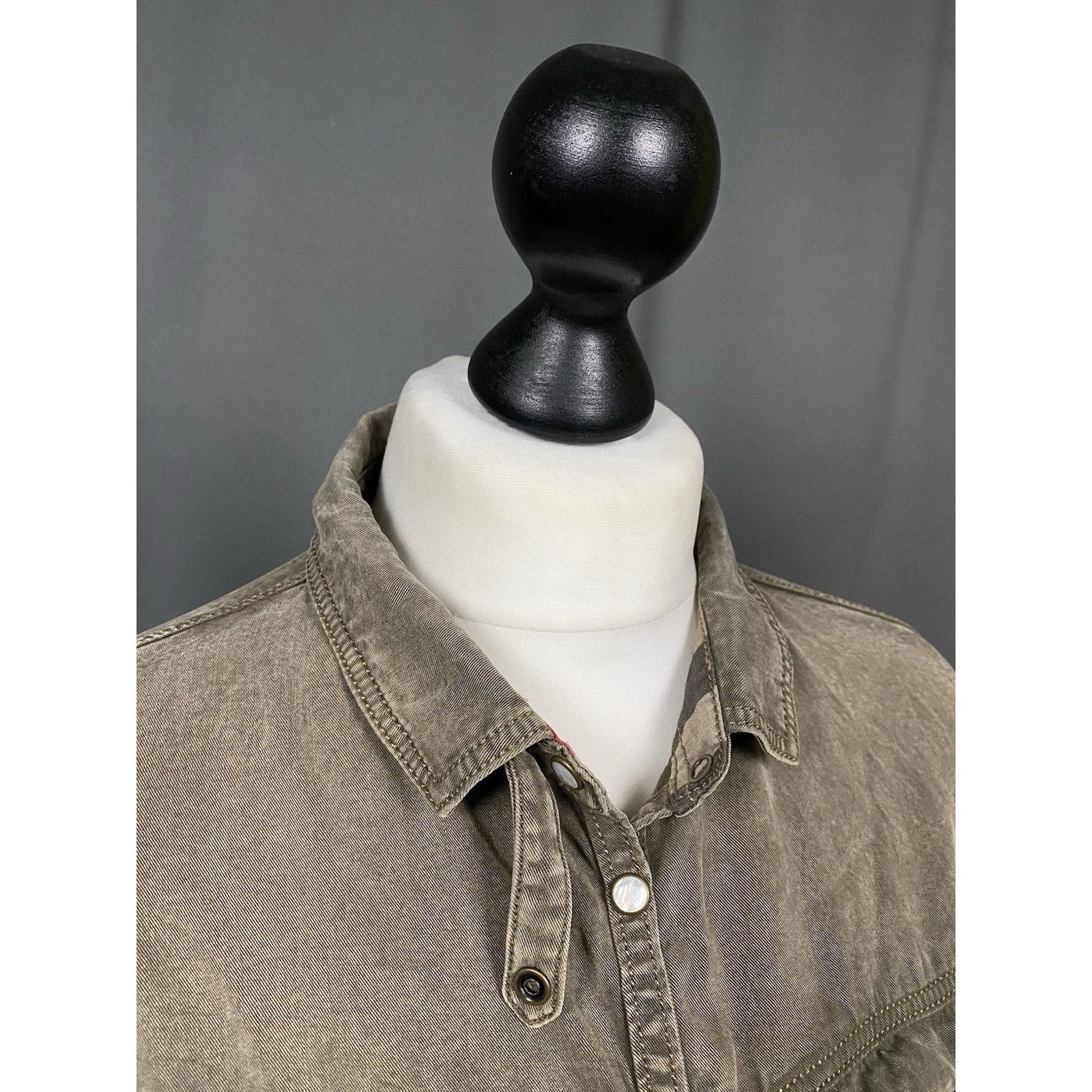 Burberry Burberry Distressed Women's Khaki Green Gray Longsleeve Snap Size L / US 10 / IT 46 - 8 Thumbnail