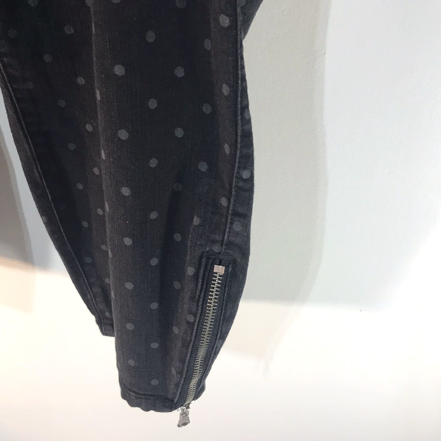 Torrid VINTAGE Torrid Denim Cropped Jeans Womens Size 24S Black W-Grey Polka Dots Cotton Stretch Summer 90s Size 42" / US 20 - 3 Thumbnail