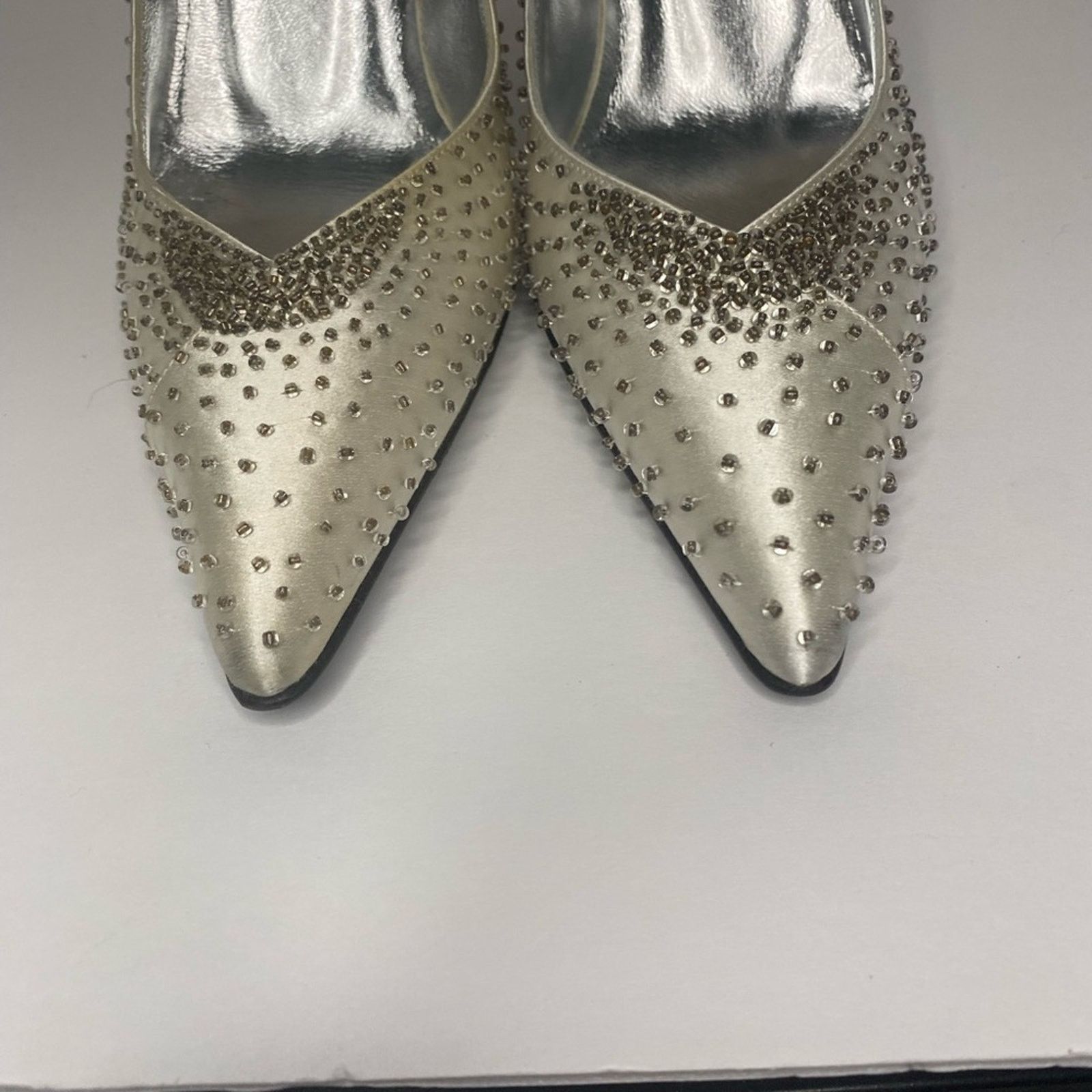 Richard Tyler Richard Tyler white satin High heel pump w/ beads Size US 8 / IT 38 - 4 Thumbnail