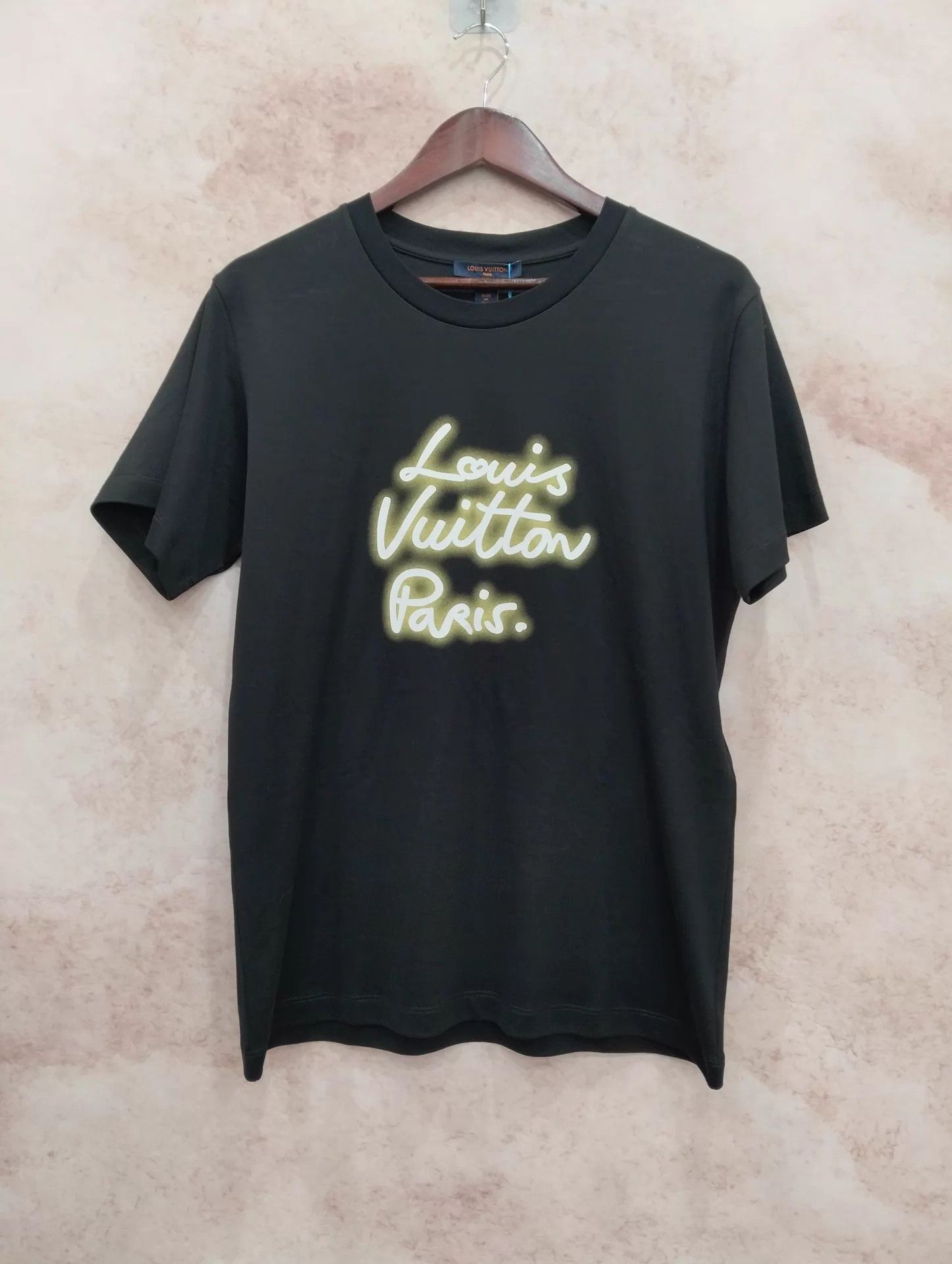 Louis Vuitton LV Neon Logo T-Shirt L Size US L / EU 52-54 / 3 - 1 Thumbnail