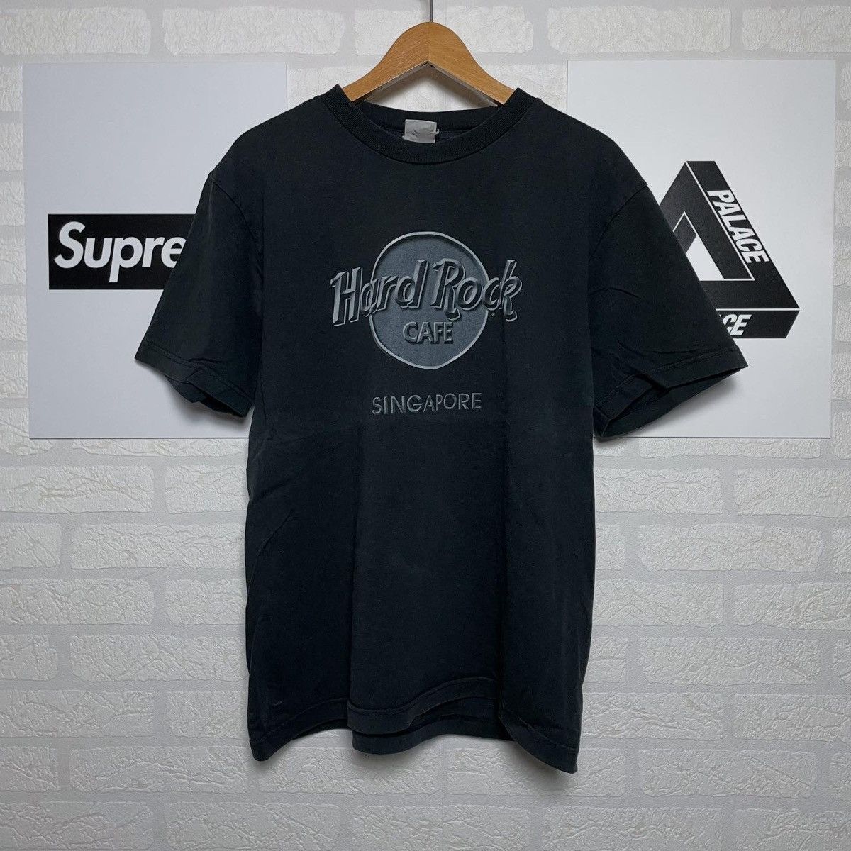 Hard Rock Cafe Vintage Singapore Greyscale Tee t-shirt 90s Size US M / EU 48-50 / 2 - 1 Thumbnail