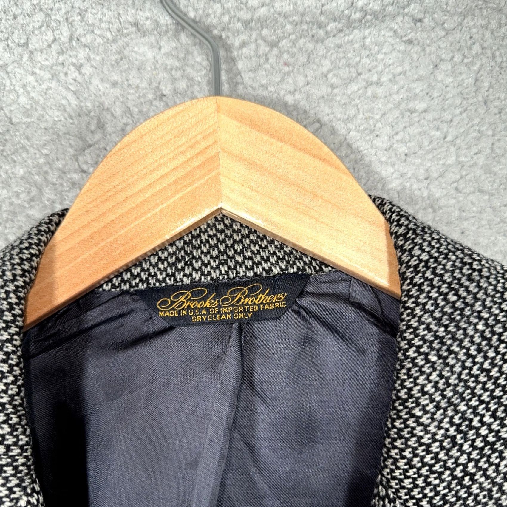 Brooks Brothers VINTAGE Brooks Brothers Blazer Mens 44 Gray Wool Tweed Single-Breasted Two-Button Notch Lapel USA Made USA Mens Jacket Blazer Office Preppy 90s? Size 44R - 4 Thumbnail