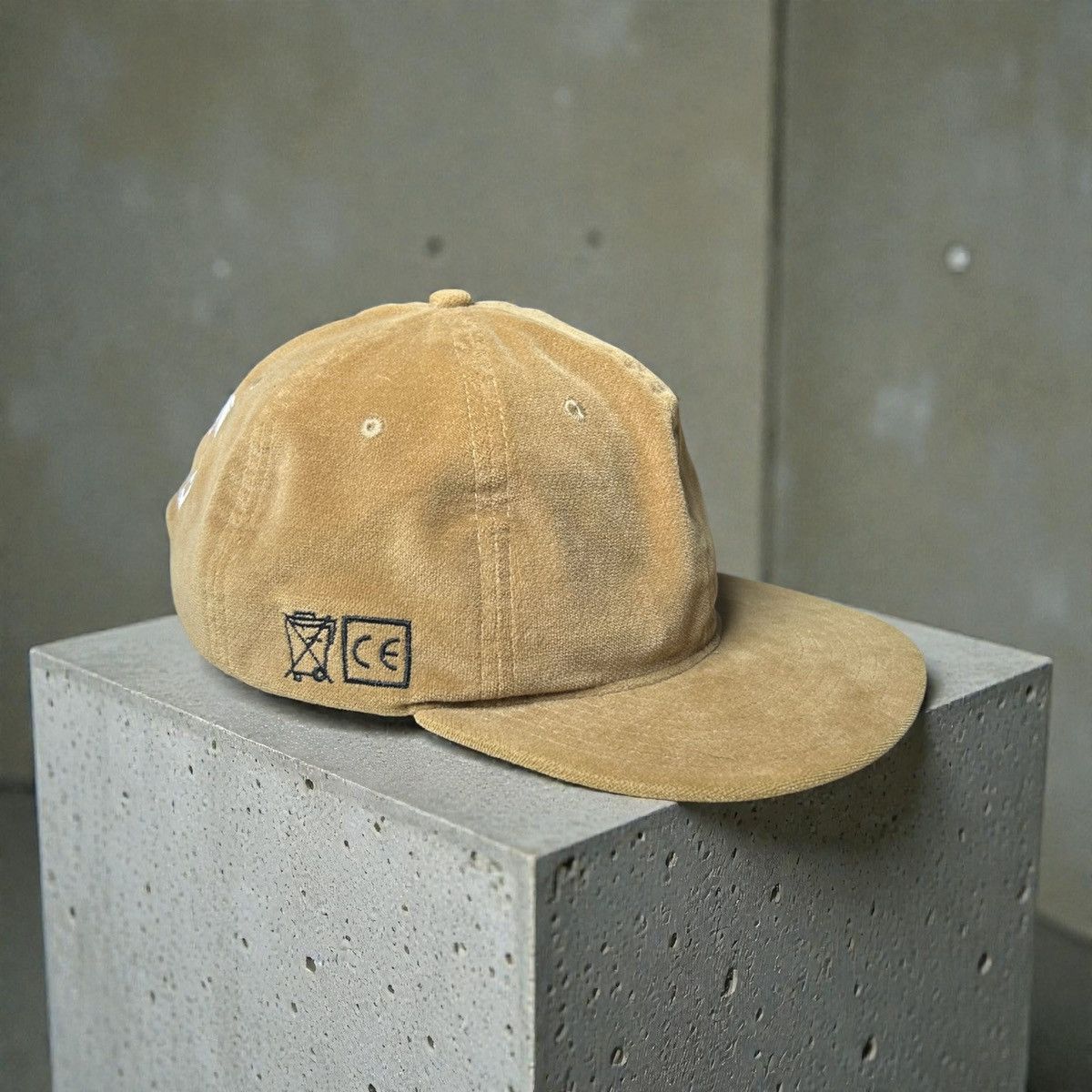 Cav Empt Cav Empt (C.E) Velvet / Velour Logo Cap Beige Size ONE SIZE - 1 Thumbnail
