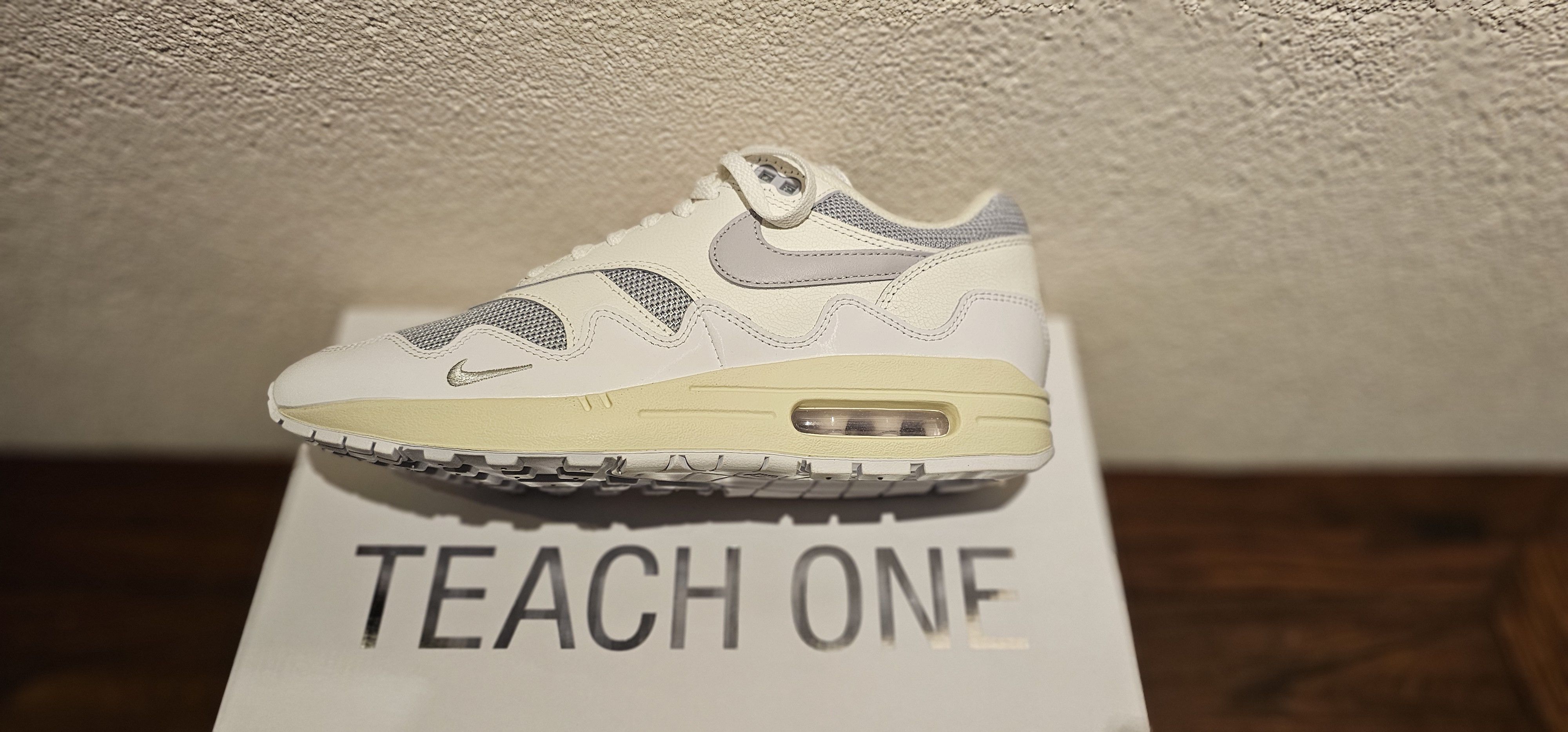 Nike × Patta Nike Air Max 1 Patta Waves White Silver Size US 9 / EU 42 - 9 Thumbnail