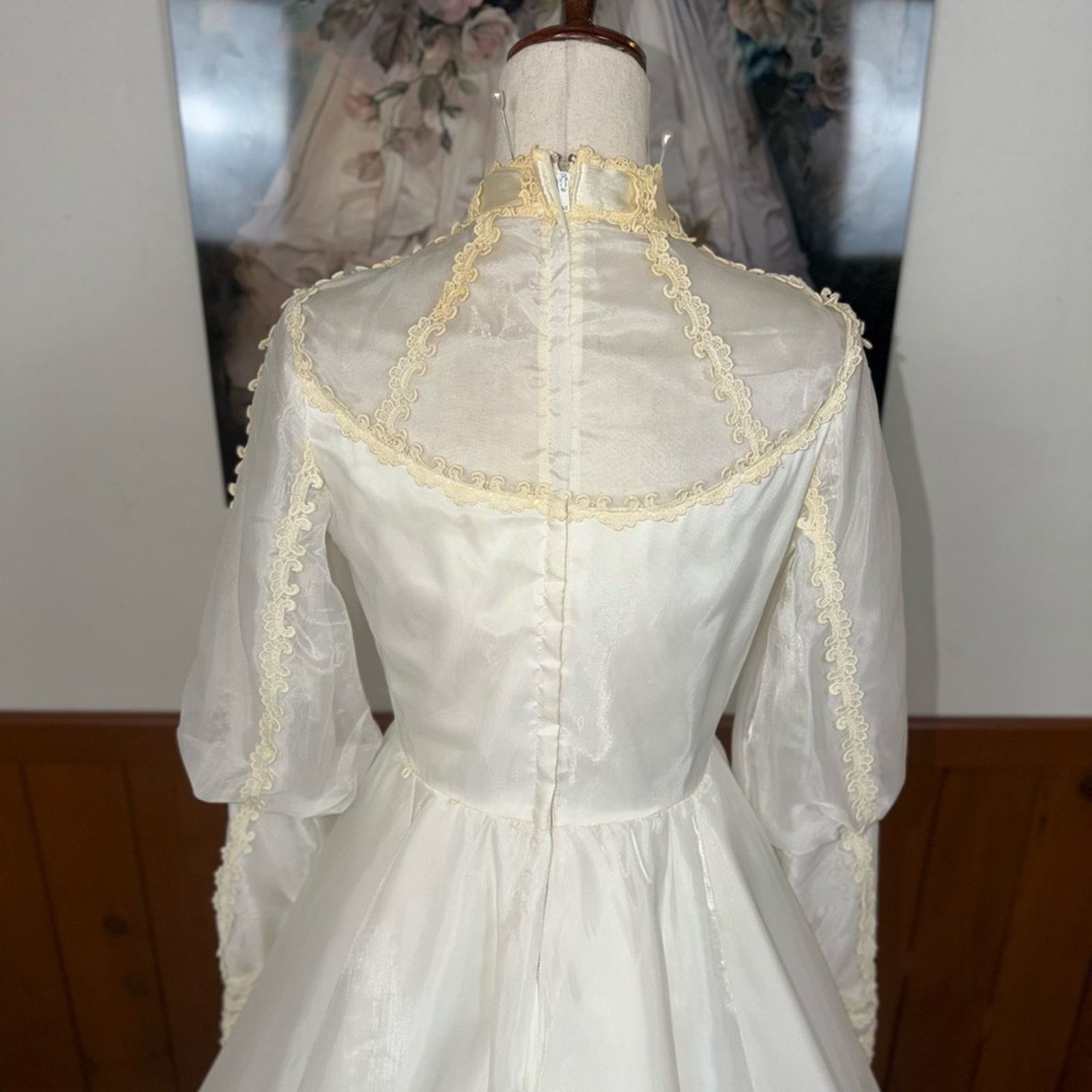 Vintage Gorgeous Vintage 1970s/80s Union Made Wedding Gown & Veil Size L / US 10 / IT 46 - 9 Thumbnail