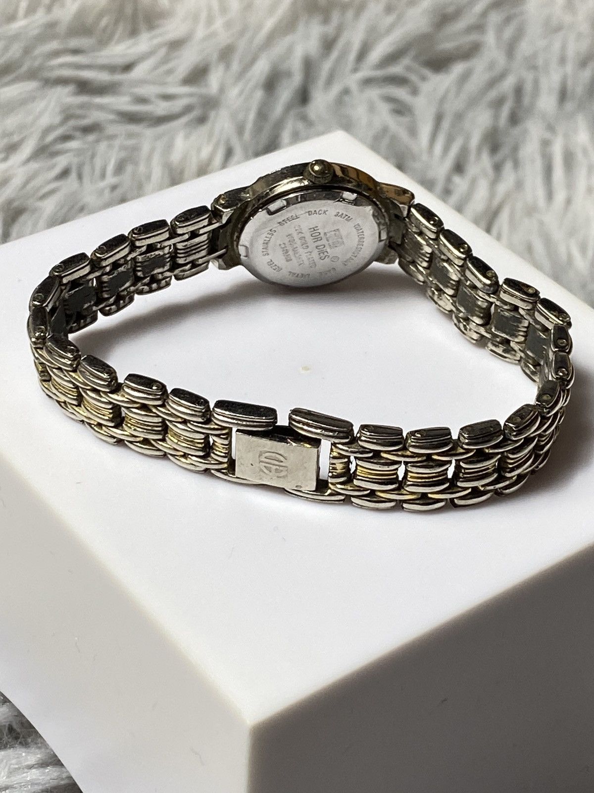 Japanese Brand Vintage Gold-Tone Bracelet Watch - Elegant Design Size ONE SIZE - 7 Thumbnail