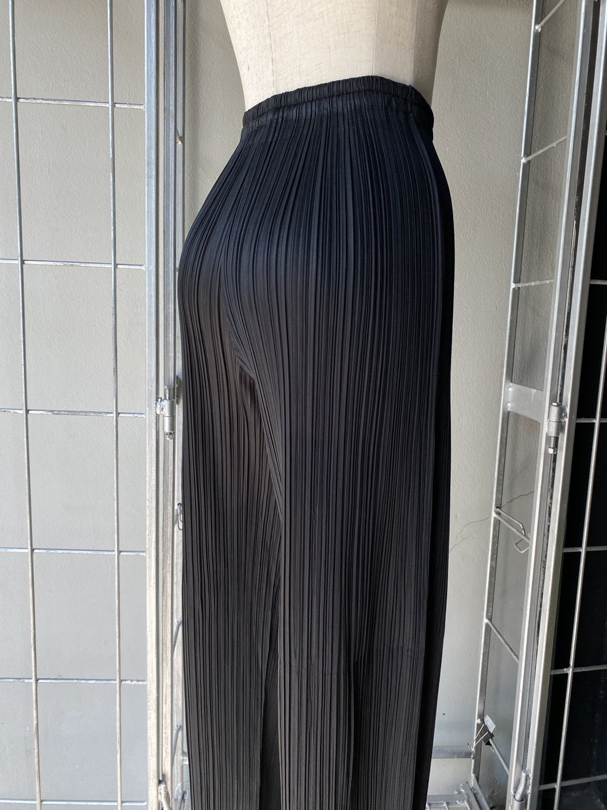 Pleats Please Issey Miyake Pleats Please Black Pleated Pants. Size 26" / US 2 / IT 38 - 7 Thumbnail