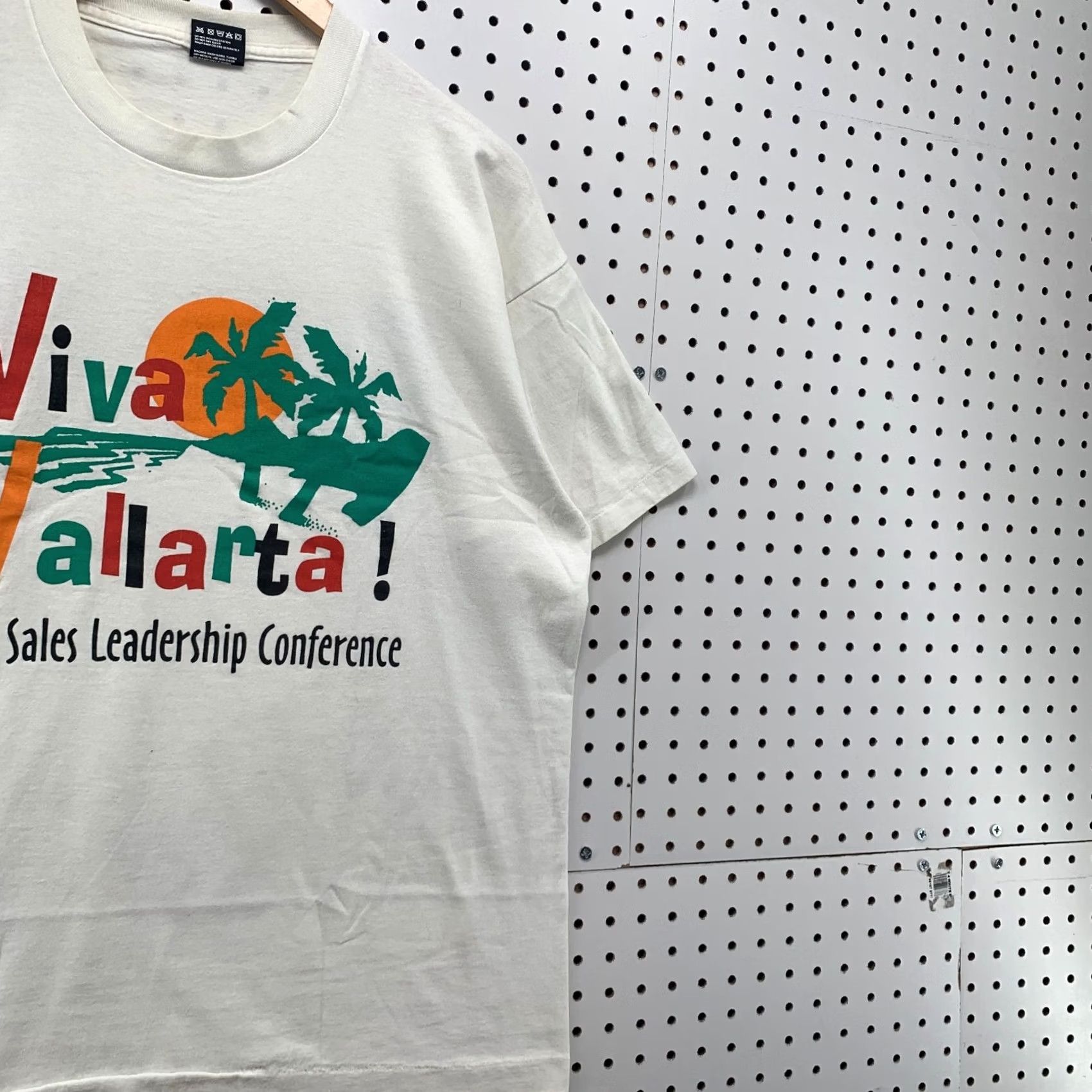 Fruit Of The Loom VINTAGE Wausau Shirt White 1994 Viva Vallarta Single Stitch Mens XL 23x28.5 T-Shirt Fruit of the Loom 90s Beach Size US XL / EU 56 / 4 - 4 Thumbnail