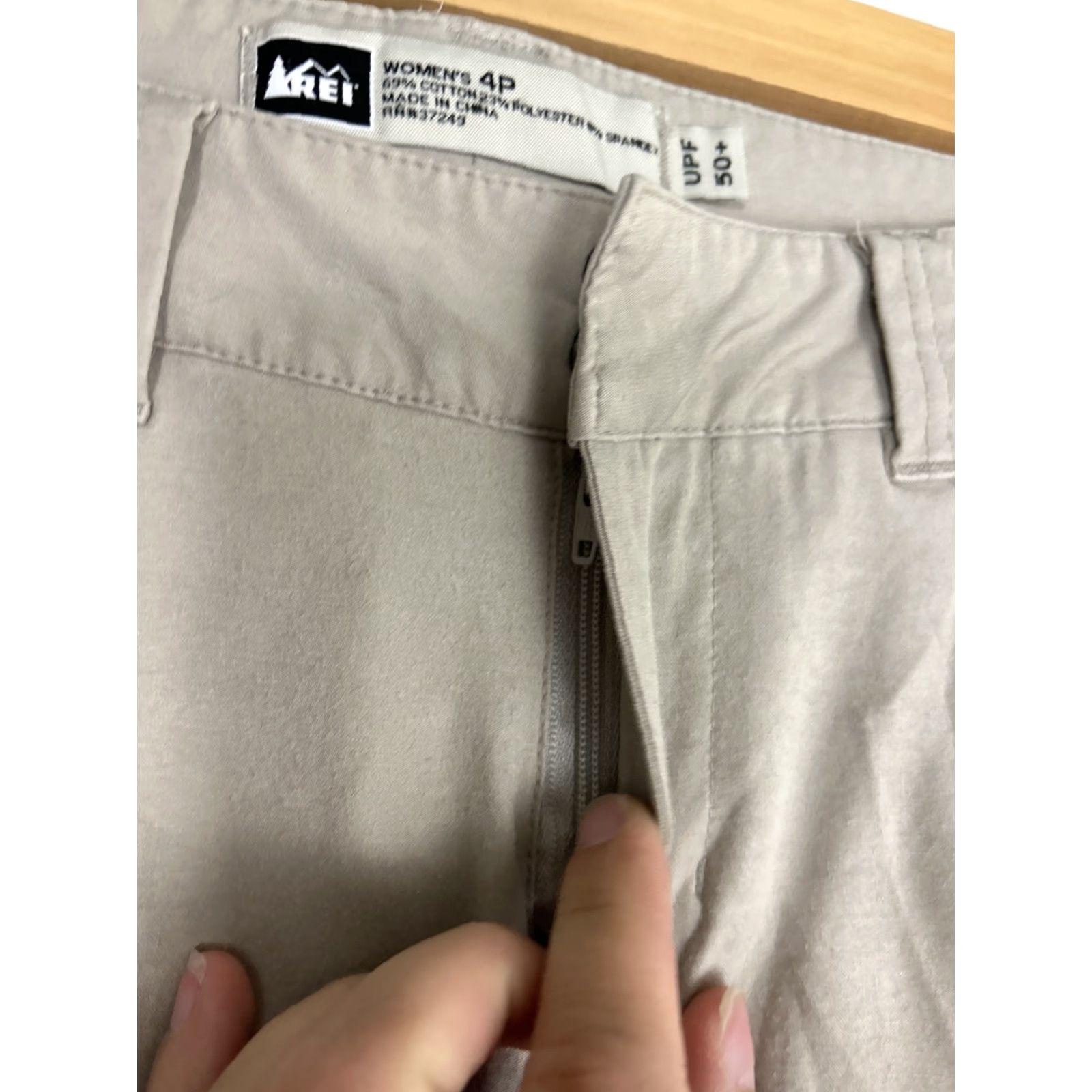 Vintage REI Womens Pants Cargo Beige 4 Petite UPF 50+ Cotton Blend Pants 31x28 Women Beige Cargo UPF50+ 31x28 Petite 4 Size 27" / US 4 / IT 40 - 6 Thumbnail
