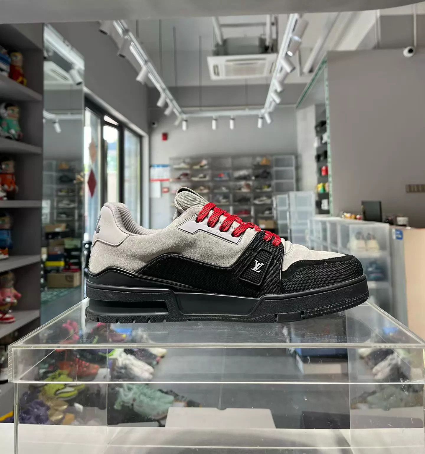 Louis Vuitton LV Trainer 26 Black/Gray 41.5 Worn a Few Times Size US 8.5 / EU 41-42 - 6 Thumbnail