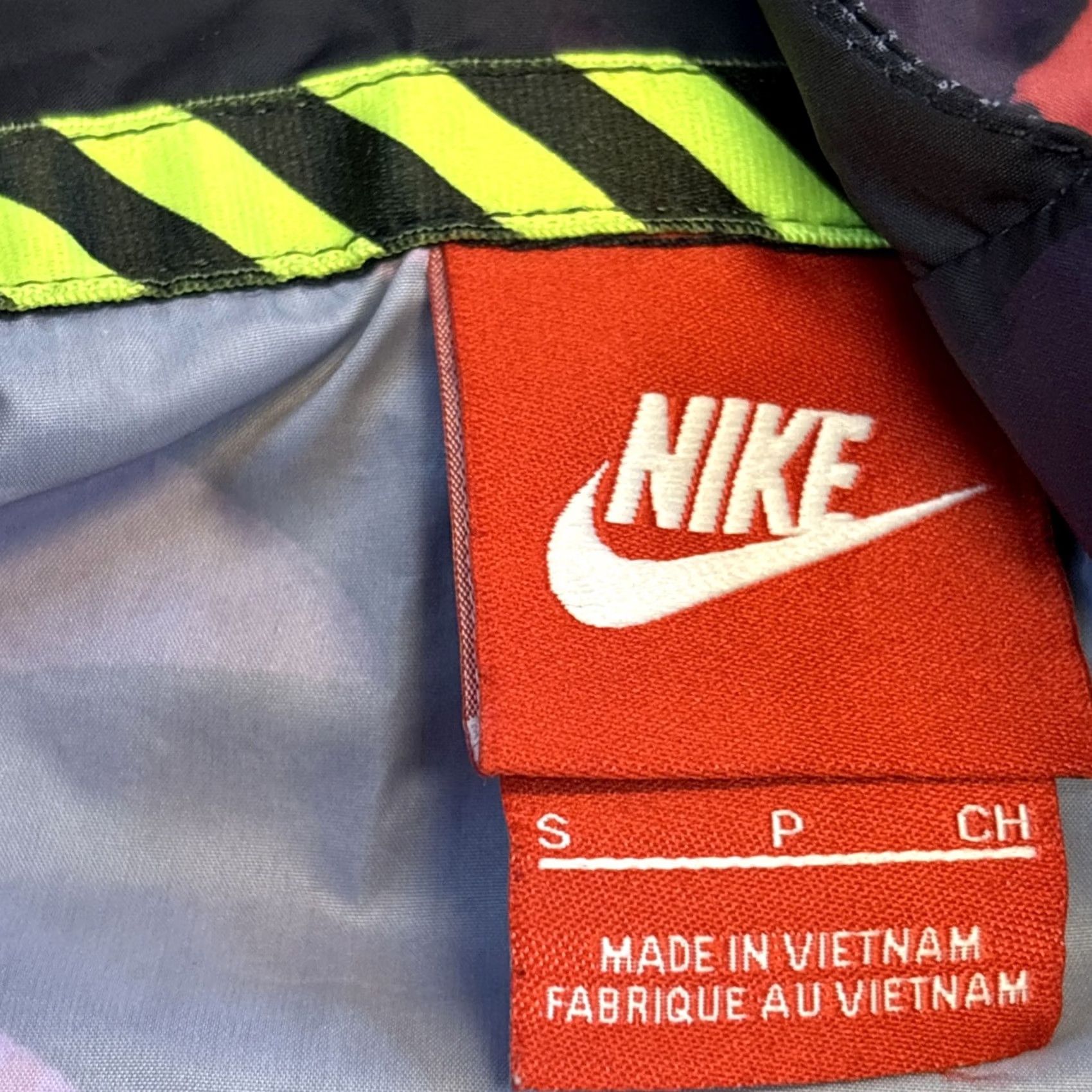 Nike VINTAGE Nike Windrunner Jacket Woman S Purple Windbreaker T/F Camo Vivid Purple-Bright Crimson Windrunner Womens Windbreaker S Size S / US 4 / IT 40 - 3 Thumbnail