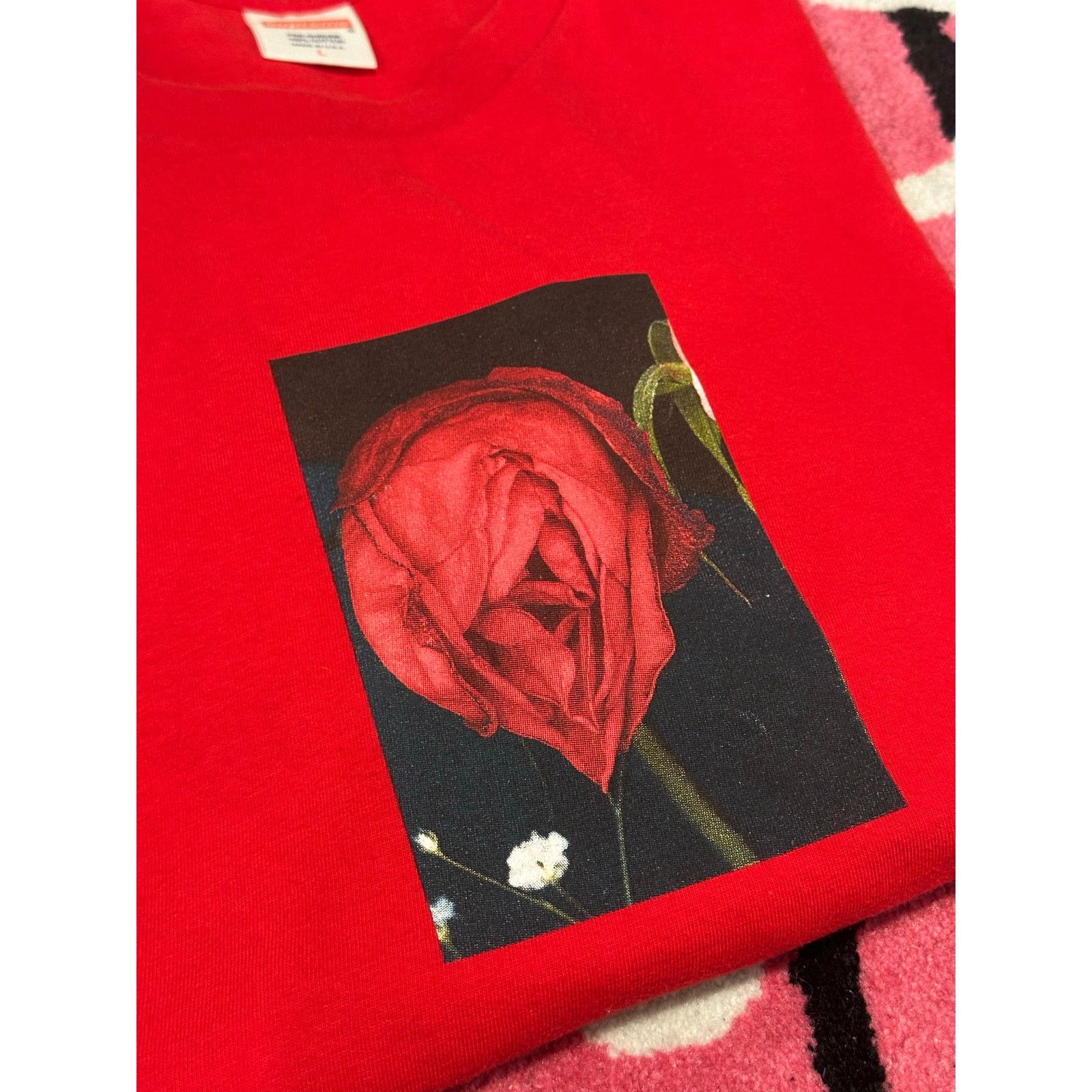 Supreme Supreme Akari Rose Tee – Red – Size Large Size US L / EU 52-54 / 3 - 1 Thumbnail