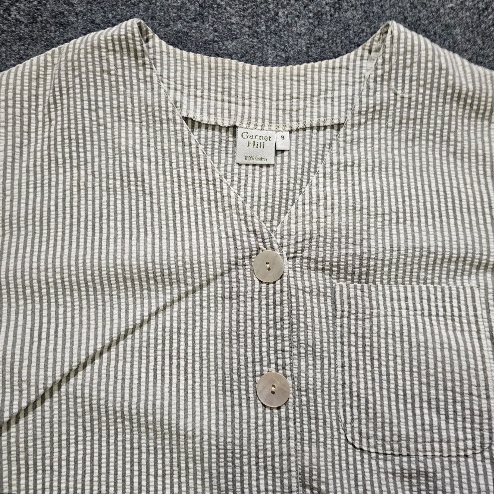 Vintage Garnet Hill Blouse Shirt Womens 6 Gray White Stripe Seersucker Long Sleeve Button V-Neck Classic Style Casual Size M / US 6-8 / IT 42-44 - 2 Thumbnail