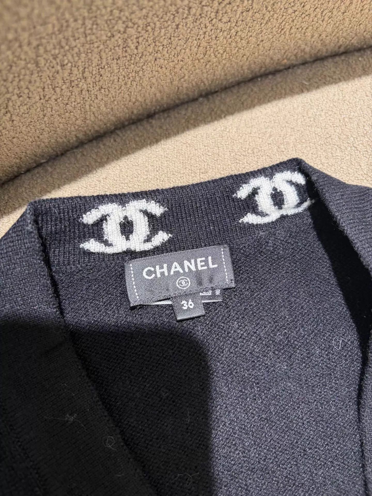 Chanel Chanel 23K Camellia Black Vest Quinlin 99 36 1BroochMissing Size XS / US 0-2 / IT 36-38 - 4 Thumbnail