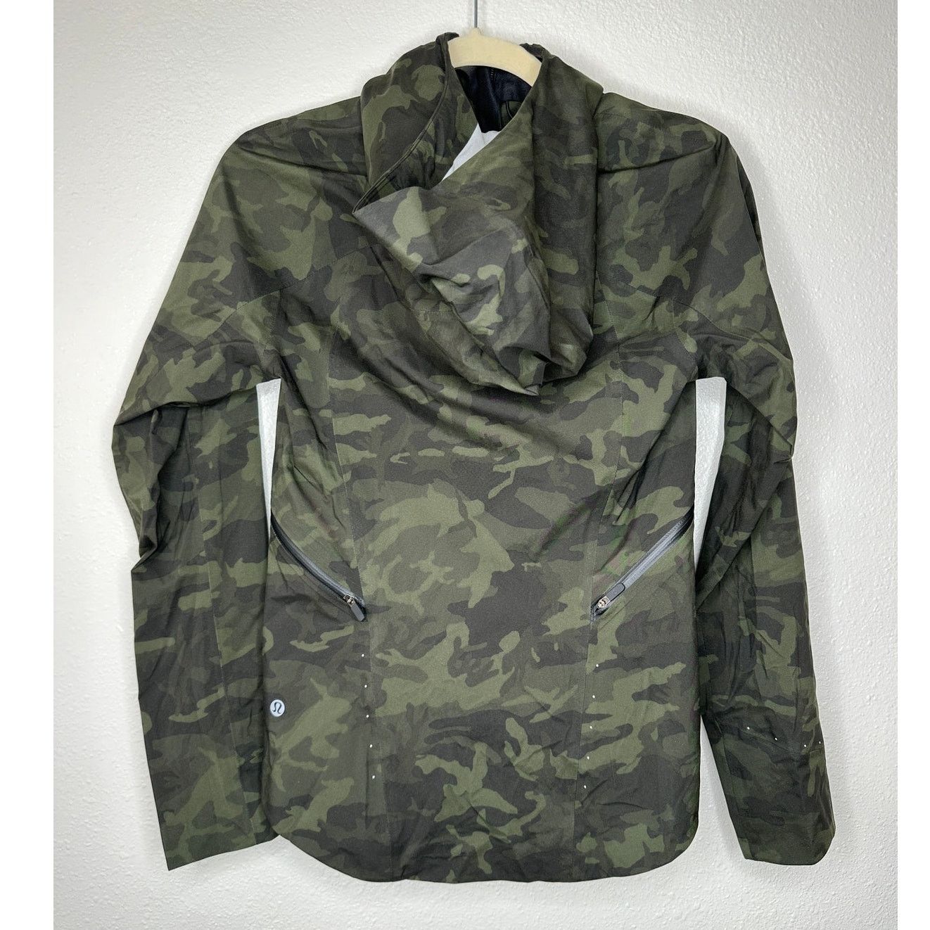 Lululemon Lululemon Olive Green & Black Camo Front Zip Hooded Jacket 2 Size XS / US 0-2 / IT 36-38 - 4 Thumbnail