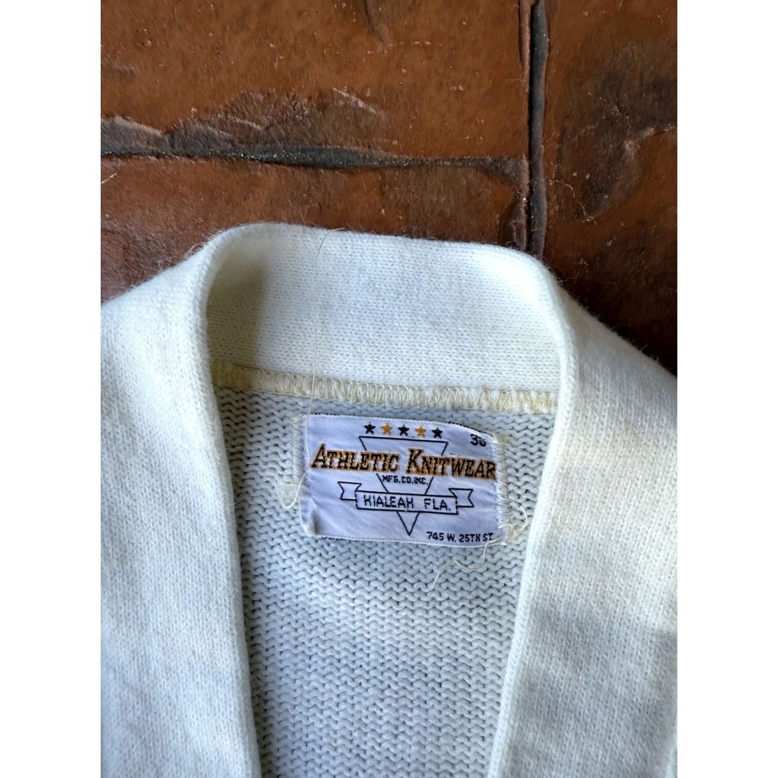 Vintage VINTAGE Athletic Knitwear Varsity Lettermans School Sweater Cardigan Unisex Adults 38 White Long Sleeve V-Neck Embroidered Patch Logo Pockets Size XS / US 0-2 / IT 36-38 - 2 Thumbnail
