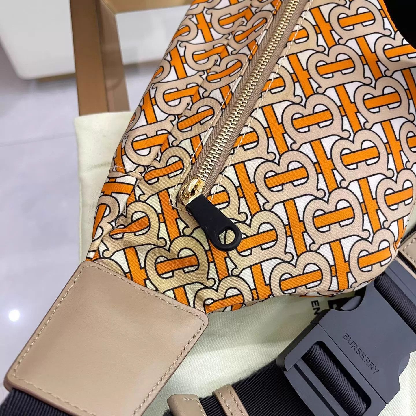 Burberry Burberry Orange Waist Bag NM Dust Bag 29x16 AH238 Size ONE SIZE - 5 Thumbnail