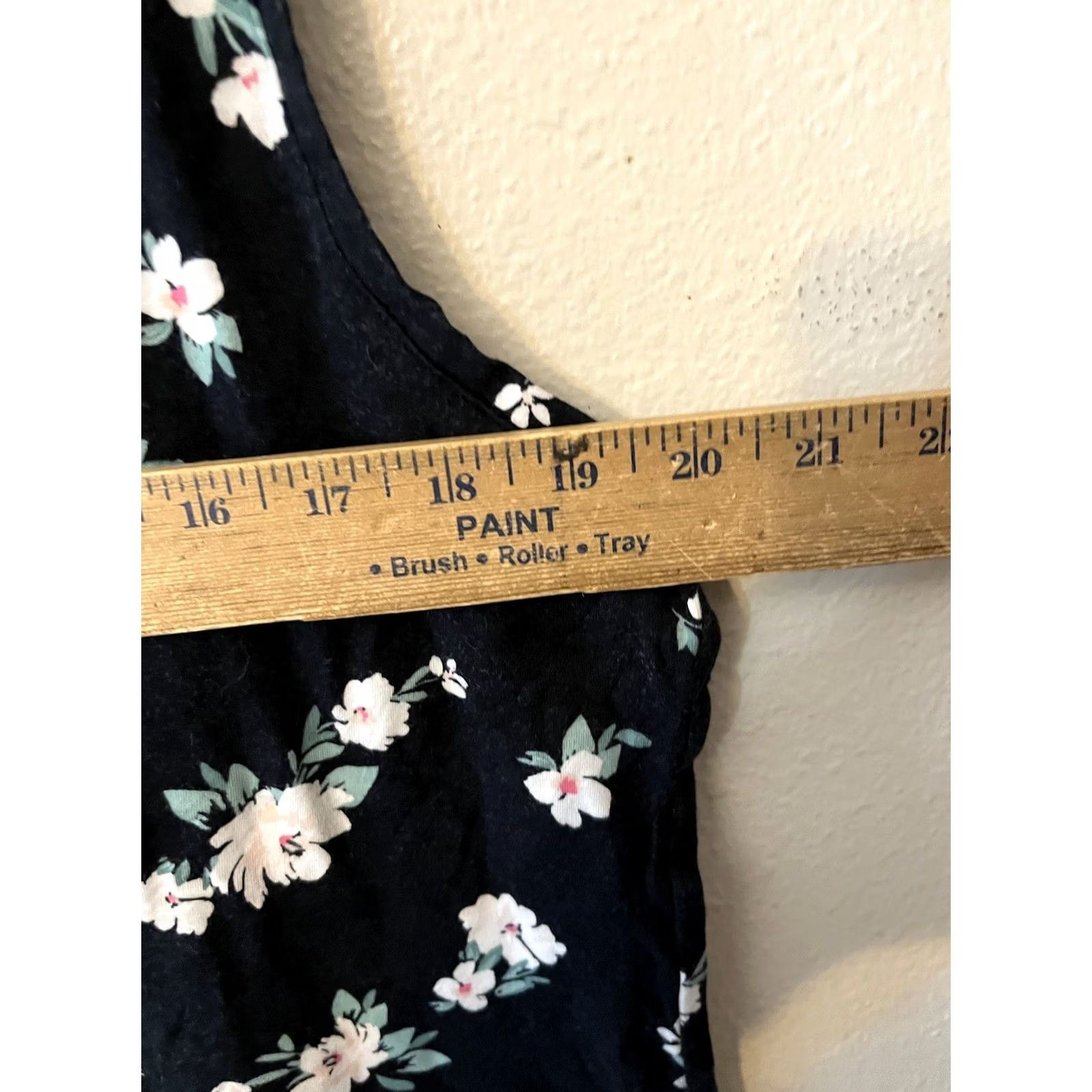 Croft & Barrow Croft & Barrow Women's Tank Black Floral The Classic Tank PL Petites Sleeveless Round Neck T-Shirt Top Casual Shirt Clothing Size L / US 10 / IT 46 - 5 Thumbnail
