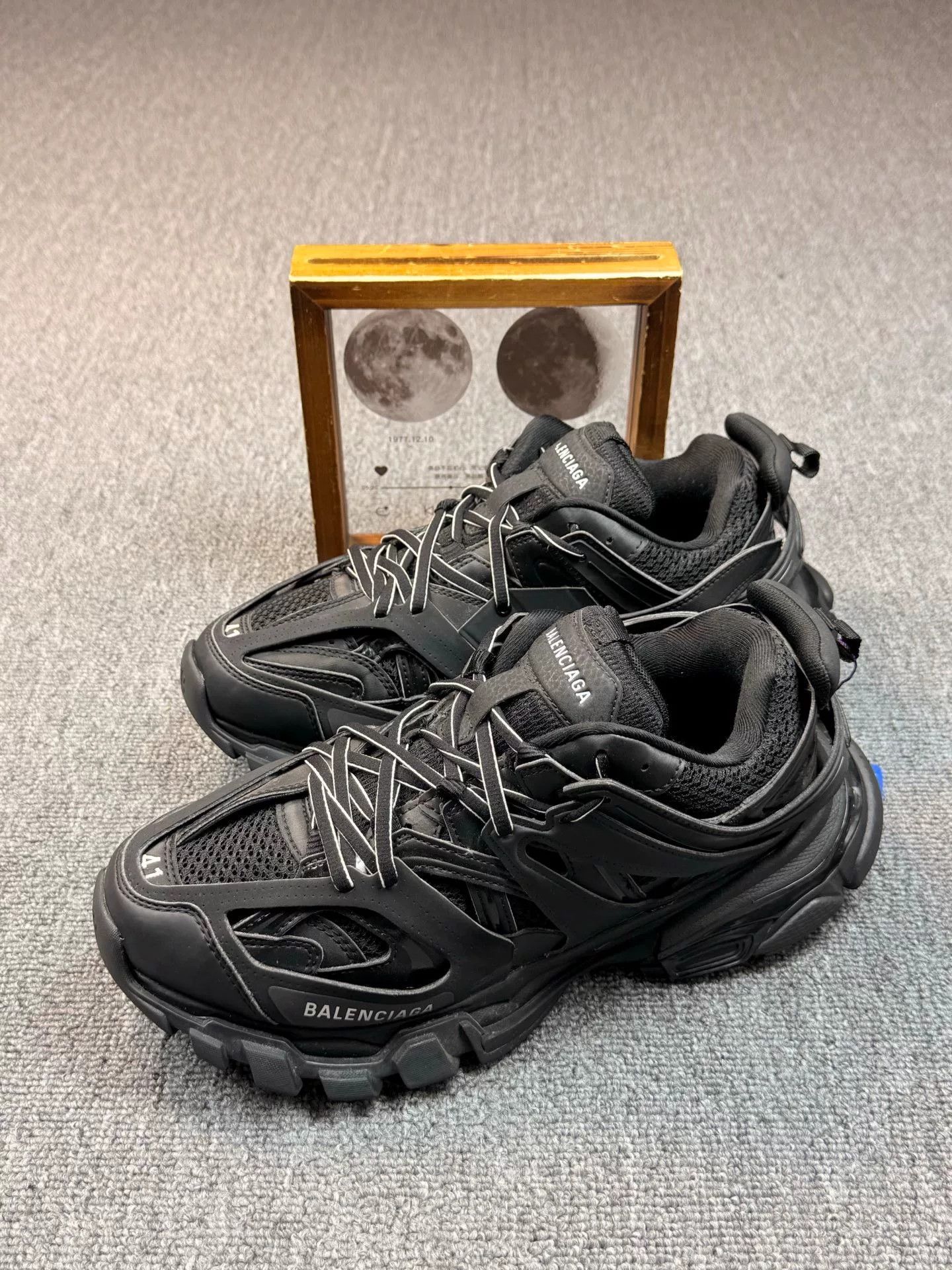 Balenciaga Balenciaga Black Lowtop Sneakers 8 Men Size US 8 / EU 41 - 1 Thumbnail