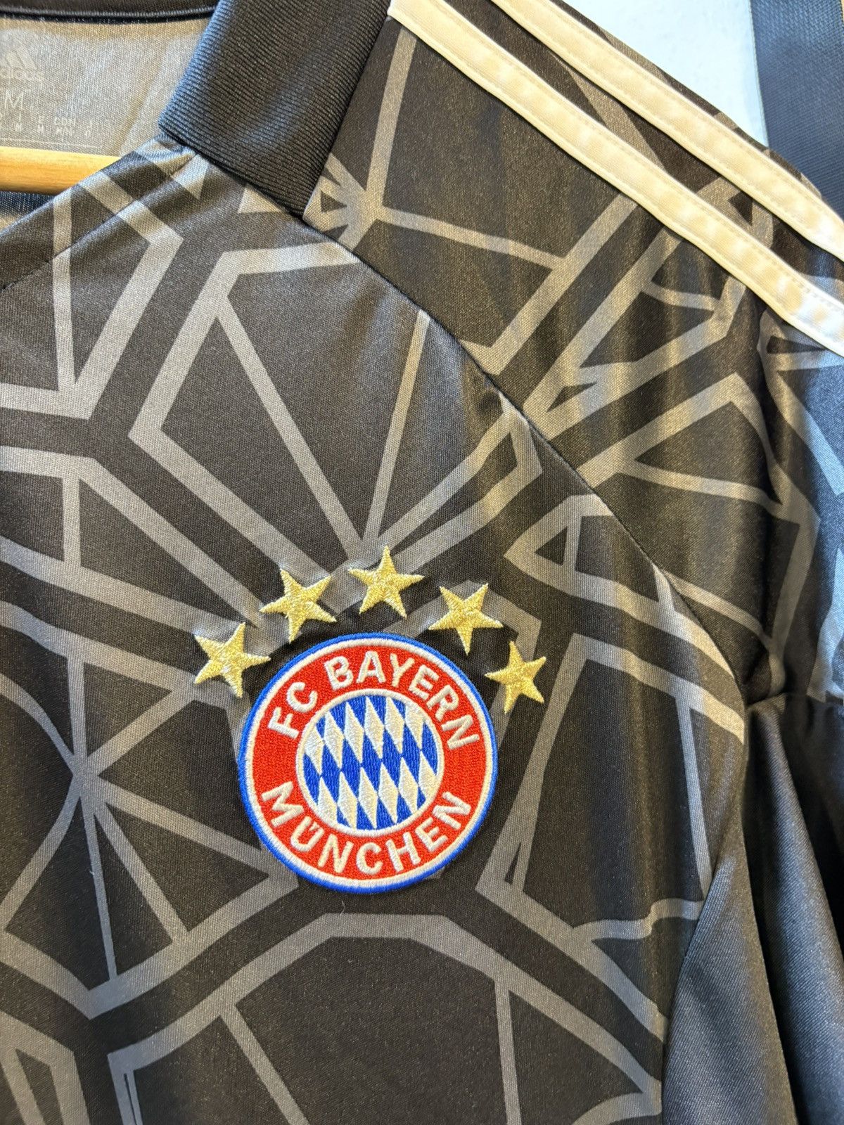 Adidas 2022-2023 Bayern Munich Goalkeeper Kit Size US M / EU 48-50 / 2 - 9 Thumbnail
