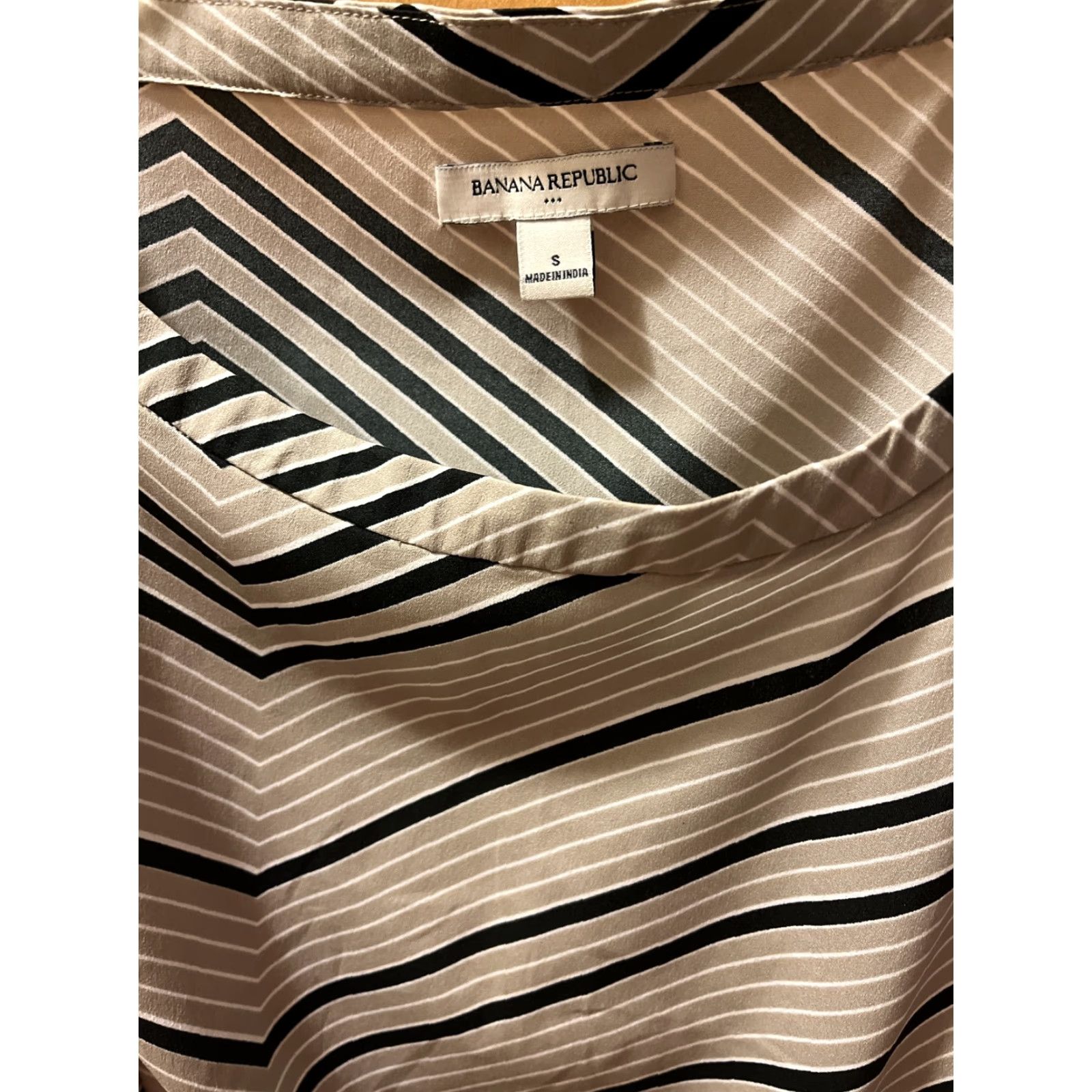 Banana Republic Banana Republic Womens Small Tie In Front Scarves Beige & Black Stripe Blouse Size S / US 4 / IT 40 - 2 Thumbnail