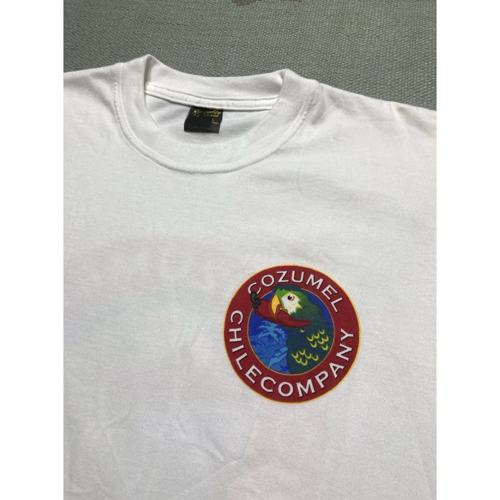 Vintage VINTAGE 90s Graphic T-Shirt Cozumel Chile Company Pepper Parrot Mexico Large Men White T-Shirt Modern Style 90s Mens Size US L / EU 52-54 / 3 - 4 Thumbnail