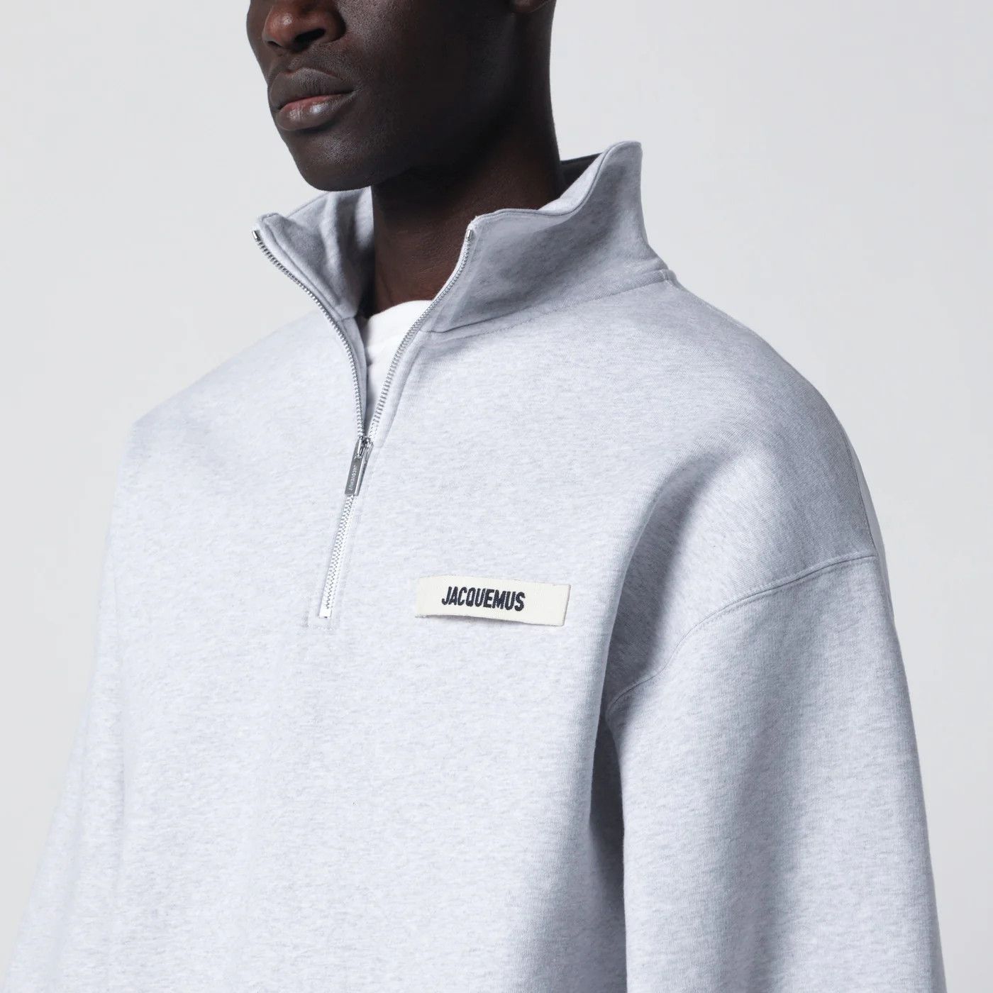 Jacquemus o1d2blof0526 Zip-Neck Logo Sweatshirt in Light Grey Size US XL / EU 56 / 4 - 4 Thumbnail