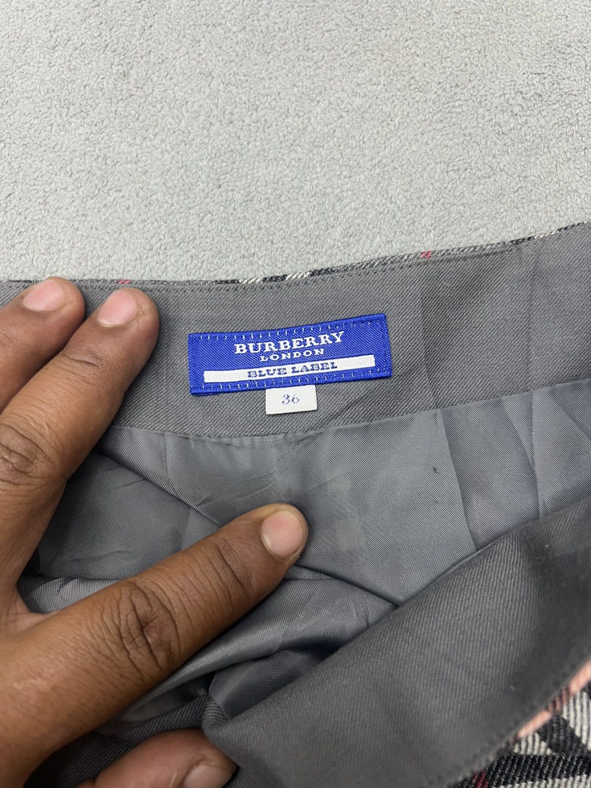 Burberry BURBERRY NOVA CHECK MINI SKIRT WOOL Size 26" / US 2 / IT 38 - 7 Thumbnail