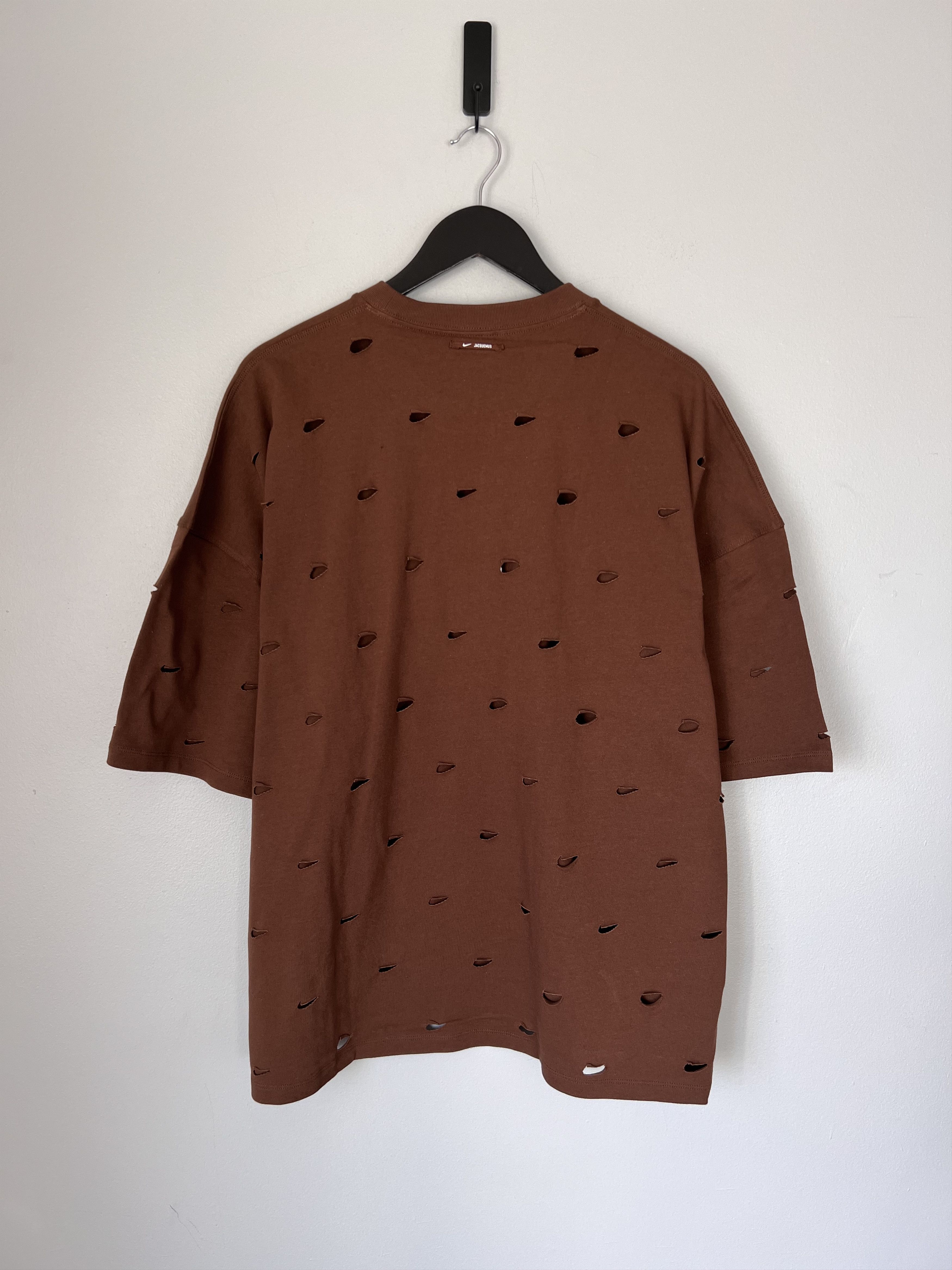 Jacquemus × Nike Jacquemus Nike Le Swoosh Tee in Brown Size US XL / EU 56 / 4 - 5 Thumbnail